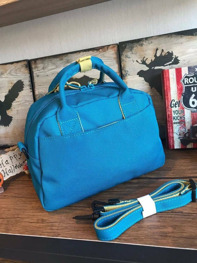 Anello 2Way mini boston Bag คอลเลคชั่นสีทูโทนสดใสต้อนรับลมร้อน กับกระเป๋าถือหรือสะพายข้าง วัสดุผ้าแคนวาสตัดสีทูโทน ที่หูจับมีตัวล้อคสาย มีฐานกว้างตั้งอยู่ทรง เหมาะกับการใช้งานที่สะดวกสบาย มีช่องใช้งานทั้งภายในและภายนอก ใส่ได้ทั้งกระเป๋าสตางค์ทรงยาว มินิไอ