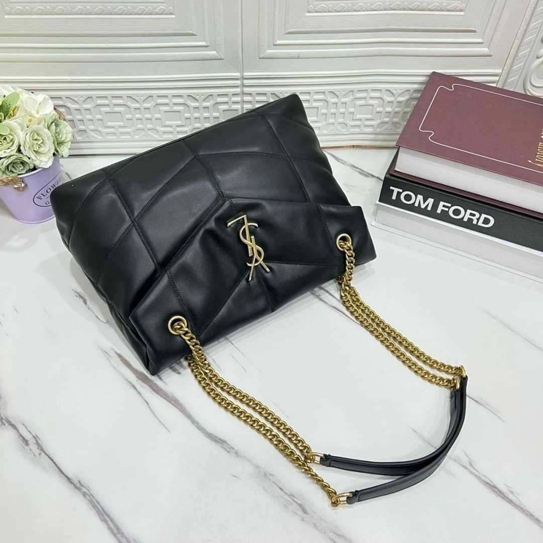 VIP 🥂 YVES SAINT LAURENT Loulou Puffer Small shoulder bag 12" / YSL Loulou Puffer quilted leather มามุงค่าา ใครเล็งใบนี้มาแล้วน้า งานหนังสวยสมการรอคอย มาแบบครบเซ็ทพร้อมถุงผ้าและกล่อง นอกจากจะซื้อมาใช้เองแล้ว ก็เหมาะซื้อเป็นของขวัญให้คนรู้จักเ