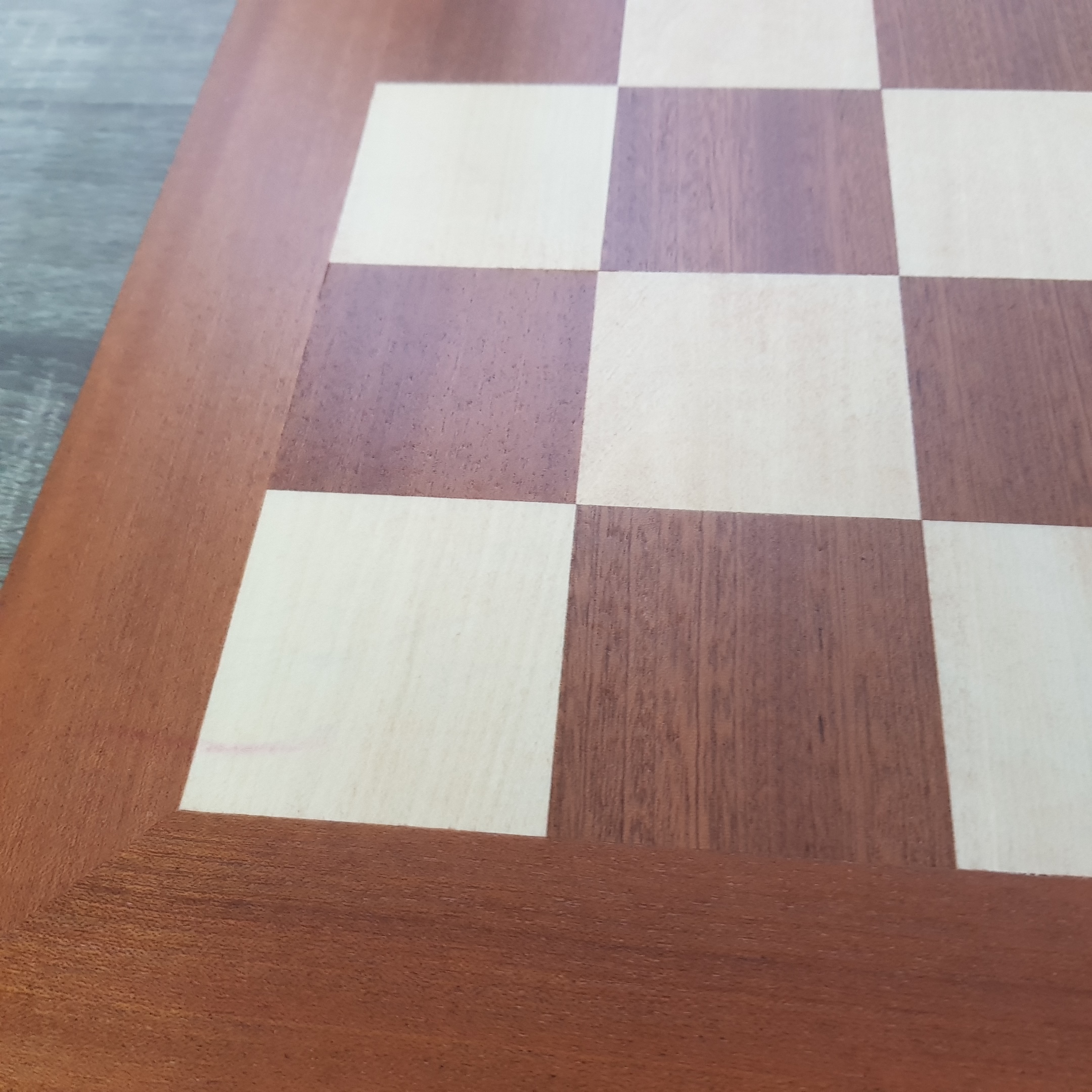 ชุุดหมากรุกสากลกระดานไม้ช่องขนาด 5.5x5.5 cm.พร้อมตัวหมากวัสดุเรซิ่นมีที่ถ่วงน้ำหนัก