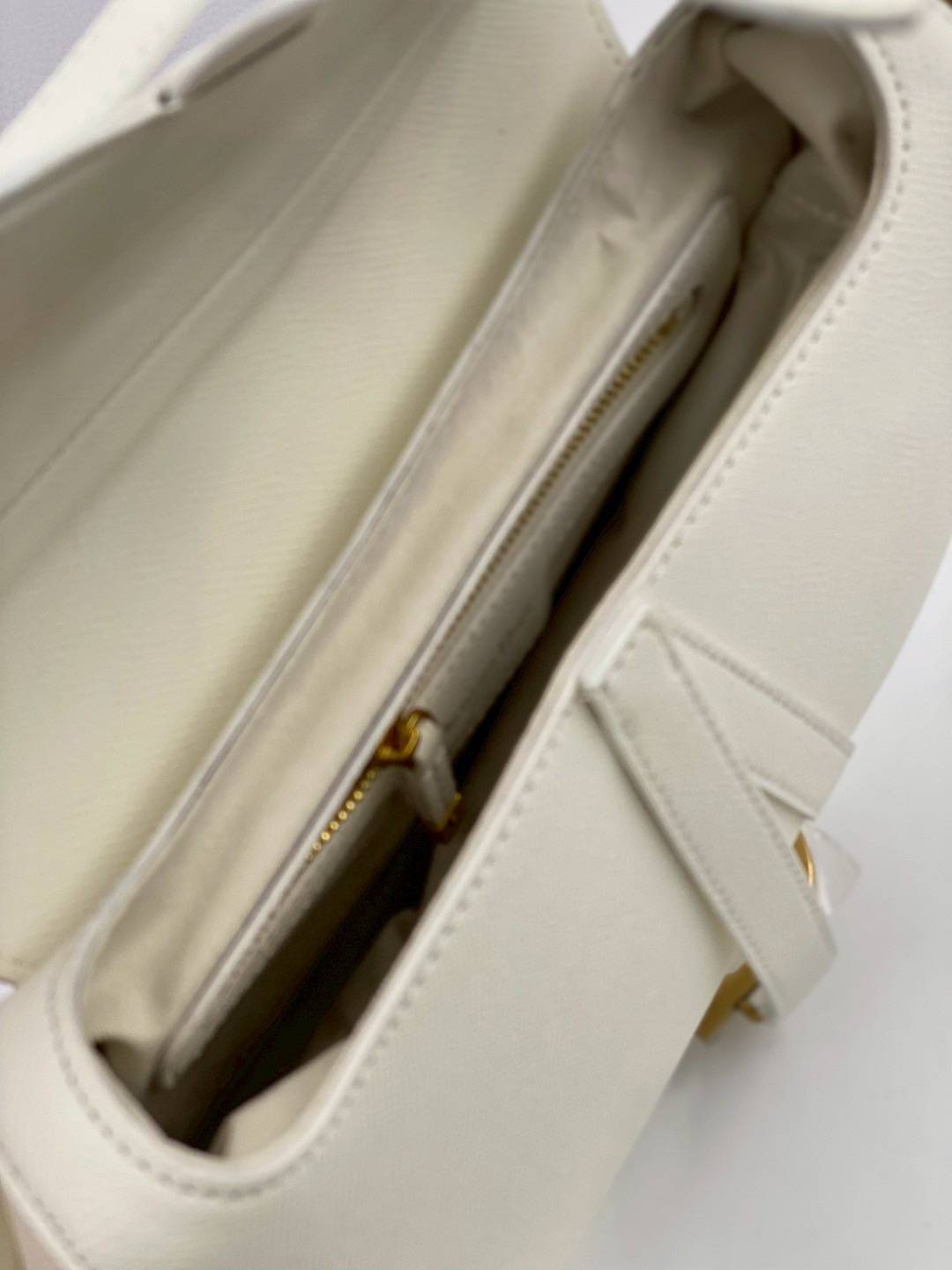 ORI หนังแท้ | DIOR Saddle Bag with Strap Grained Leather กระเป๋าถือ/สะพายทรงอานม้า รุ่นยอดนิยมที่มีเอกลักษณ์สวยงามเหนือกาลเวลา ลูกเล่นห้อยด้วยตัวอักษร D ตรงหูหิ้วมีกิมมิค CD สวยหรูดูแพง