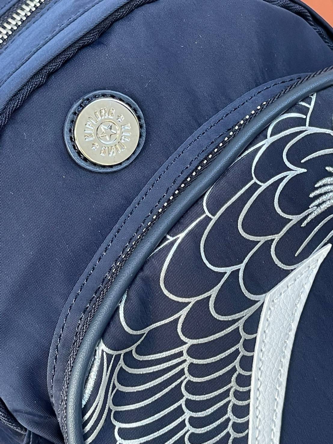 KIPLING X YONGLE PALACE COLLECTION รุ่น DELIA MINI DAILY BACKPACKS กระเป๋าเป้สะพายหลัง ที่มีความโดดเด่น มีความสวยงามจากลายปักด้านหน้าด้วยนักออกแบบชื่อดัง คอลเลคชั่นนี้ได้รับแรงบันดาลใจจากพระราชวังYongle Palace ส่วนขนาดและความเหมาะสมในการใช้งานบอกได้เลยเว่