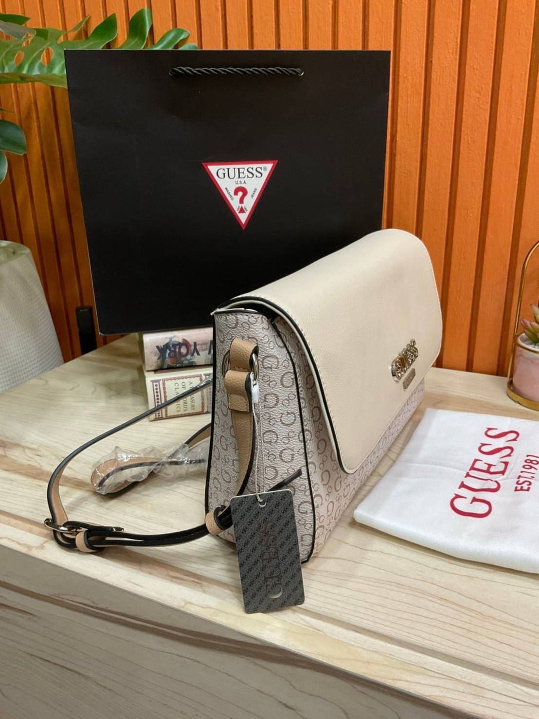 ของแท้ 💯% 】Guess Brit Crossbody Bag in Charcoal Signature Faux Leather and G Monogram Print with Black Leather Flap - Women's Sling Bag กระเป๋าสะพาย Crossbody ทรงเหลี่ยม รุ่นยอดนิยมอีกรุ่นหนึ่งของ Guess ตัวหนังคือดีงามทรงสวย หนังนิ่มน่าใช้มาก