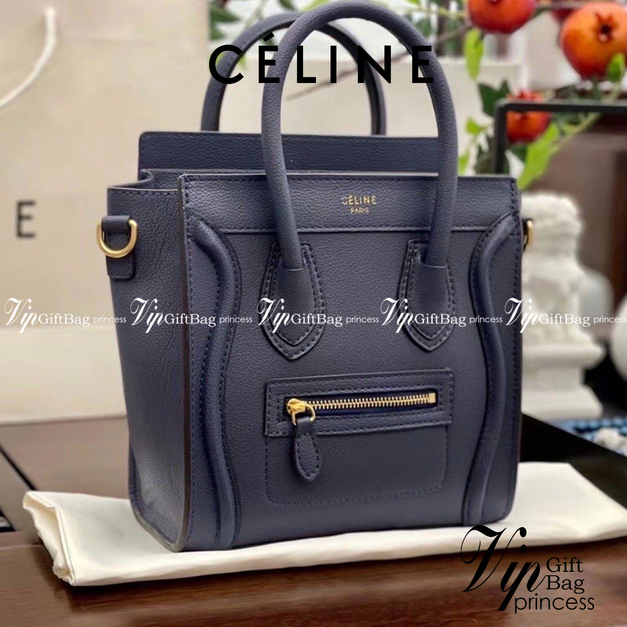 พร้อมส่งรุ่นยอดฮิต!! CELINE HANDLE BAG VIP / Celine Nano Luggage Bag กระเป๋าหนังแท้ ขนาดกำลังดี เปิดปิดด้วยซิปอะไหล่ทองมีที่จับหนัง ด้านในกว้าง มาพร้อมช่องซิปอีกช่อง เป็นอีกทรงที่ฮิตมานานข้ามปี มาพร้อมสายยาวสะพายแบบ CROSSBODYได้ หรือจะถือออกงานก็สวยหรูอีก