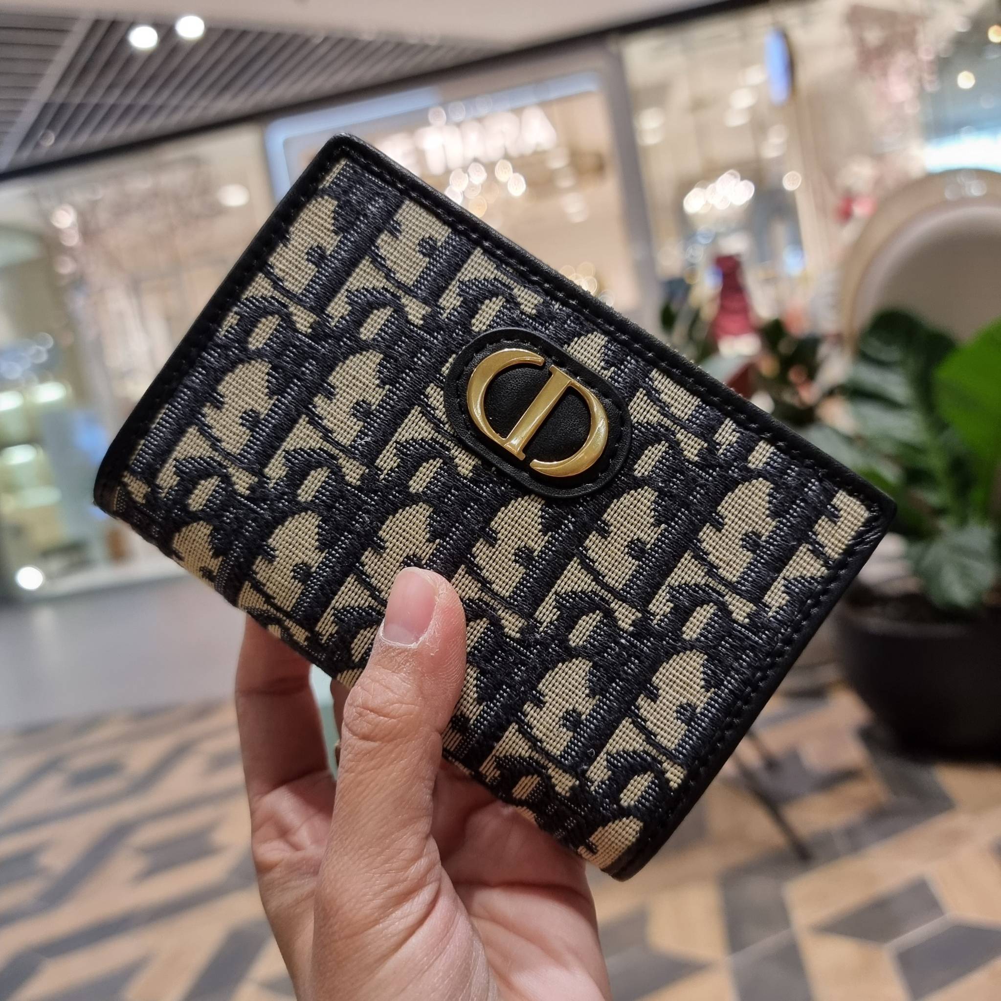 VIP 】CD MULTI WALLET WITH GWP กระเป๋าสตางค์ขนาดเหมาะมือ พรีเมี่ยมกิ๊ฟจากเคาน์เตอร์ ดีไซน์แปลกใหม่ ไม่ซ้ำใคร สลับเปิดได้ 2 ฝั่ง ตรงกลางเป็นช่องซิป วัสดุผ้าแคนวาสปักลาย สลับหนังแท้ภายใน ภายในมีช่องใส่บัตร ใส่ธนบัตรได้ สะดวกใช้มากๆ มาพร้อม box set ในราคาที่ถ