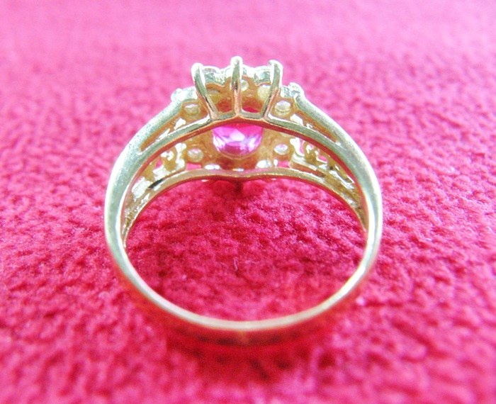 สินค้าหมดชั่วคราวค่ะ แหวนพลอยชมพูบานเย็นทองเหลืองล้อมเพชรแบบผู้หญิง(ธาตุไม้)ค่ะ