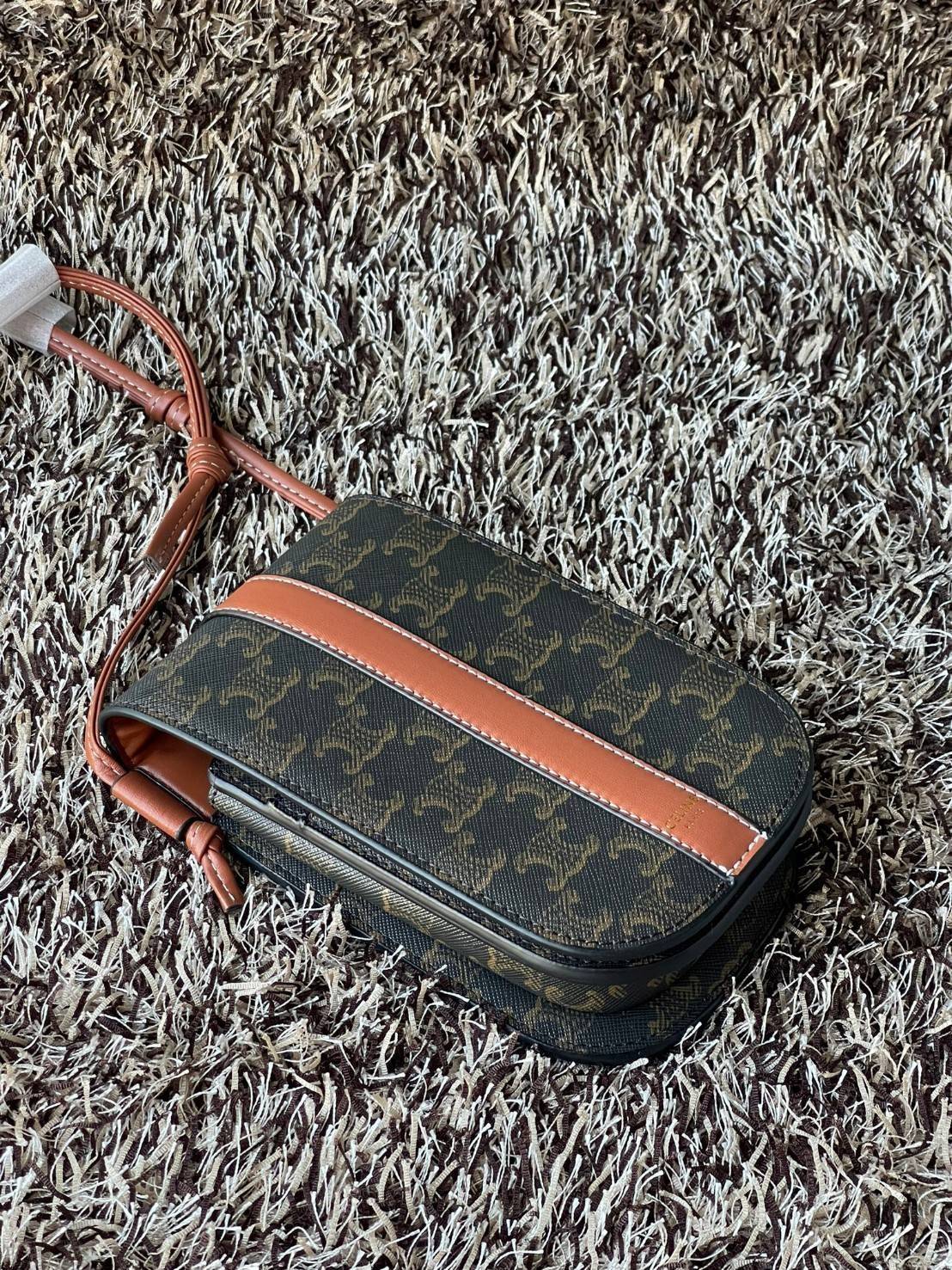 Celine Phone Pouch in Triomphe Canvas กระเป๋าใส่โทรศัพท์รุ่นนี้ มีดีไซน์ดูเรียบง่าย แต่ดูหรูหราด้วยลวดลาย Triompe ที่แสดงถึงความเป็นเอกลักษณ์ของ celine ช่องหลักที่มีความกว้าง สามารถใส่โทรศัพท์มือถือ ธนบัตร บัตรต่าง ๆ และของจุกจิกชิ้นเล็ก ๆ ได้แบบจุใจ หรือ