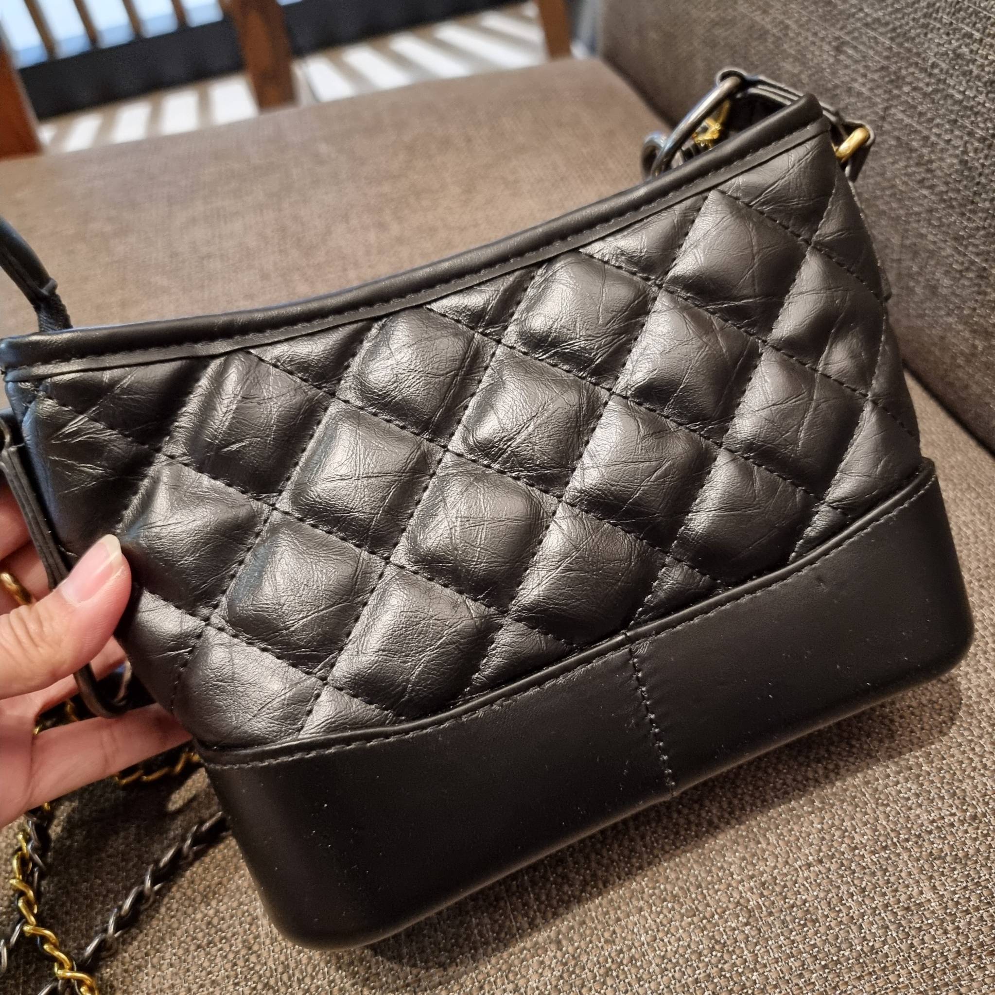 8" CHANEL SHOULDER BAG / CHANEL GABRIELLE HOBO BAG ไซส์คลาสสิค กระเป๋าสะพายข้าง/ไหล่ หนังสังเคราะห์ นิ่ม หรู มาพร้อมพวงกุญแจสัญลักษณ์แบรนด์ พิเศษ!! สายคล้อง jumbo font เพิ่มดีเทลความแพง อะไหล่พร้อมโซ่สะพายสีทองสลับสีเงินรมดำ สามารถสะพาย crossbody หรื