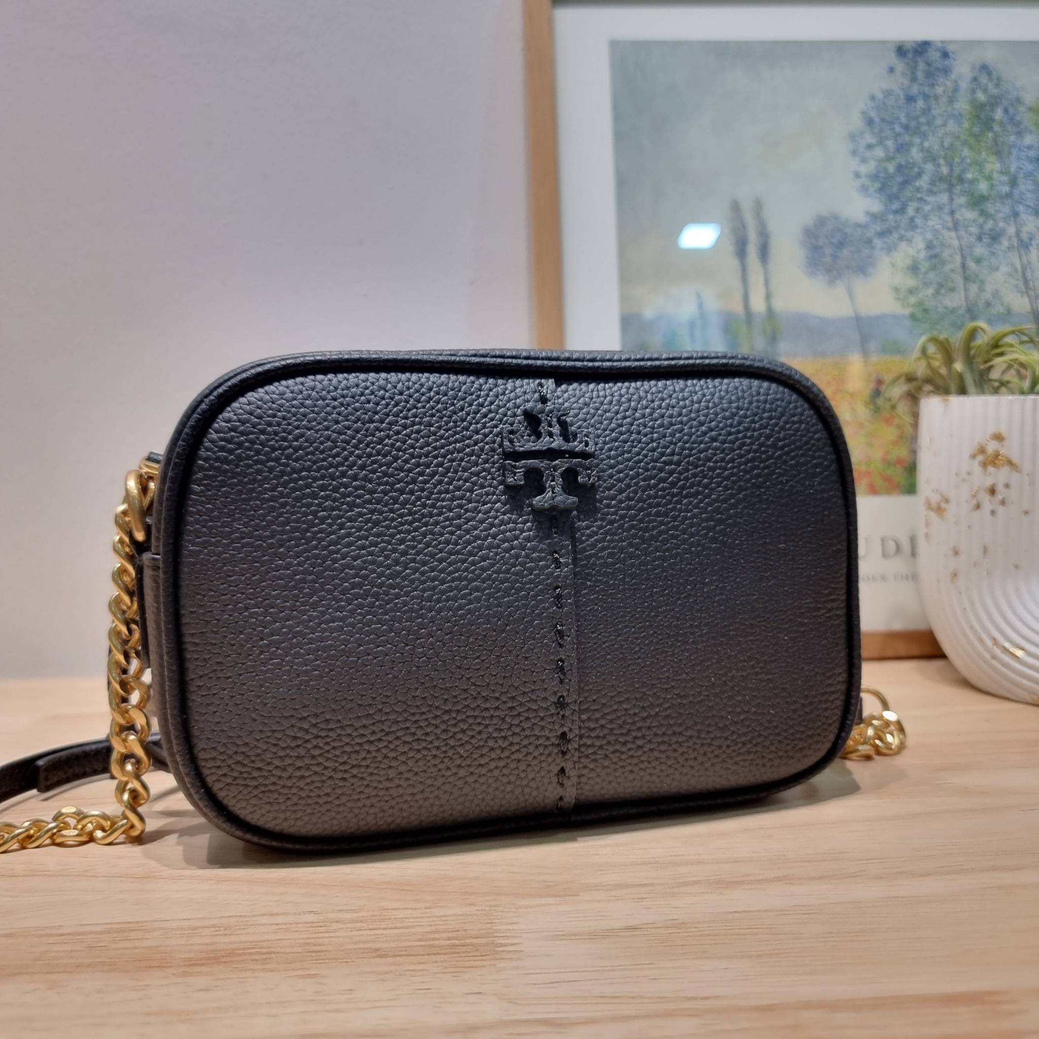 TORY BURCH MCGRAW CAMERA BAG ใหม่จากคอลเลคชั่นสุดคลาสสิค กับกระเป๋าสะพายข้าง ทรงกล่องไซส์กะทัดรัด น้ำหนักเบา ใช้งานง่ายด้วยซิปรูดเปิดปิด แมทช์ได้กับทุกสไตล์การแต่งตัว