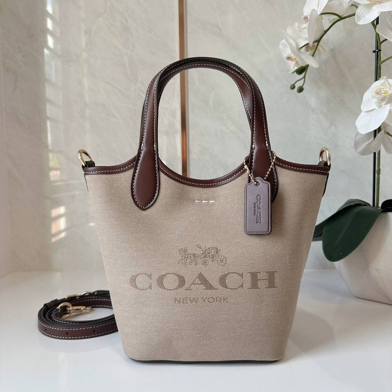 พร้อมส่ง 5 สี COACH HANNA BUCKET BAG กระเป๋าถือ/สะพายข้างทรงบักเก็ตรุ่นใหม่ดีไซน์เก๋น่ารัก เกรดท็อปออริ เกรดดีสุด สลับแท้ 1:1 ใช้ต่างประเทศได้