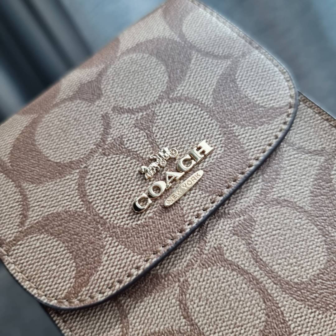 COACH NORTH/SOUTH PHONE CROSSBODY IN SIGNATURE CANVAS F55636 F39955 สุดคลาสสิคกับกระเป๋าสะพายเอนกประสงค์ Case phone ใส่โทรศัพท์มือถือได้ทุกรุ่น ดีไซน์ลายเอกลักษณ์ วัสดุหนังแคนวาสเคลือบลาย ฝาและภายในเป็นหนังสังเคราะห์เรียบ เปิด-ปิดด้วยกระดุม สายสะพายยาวประ