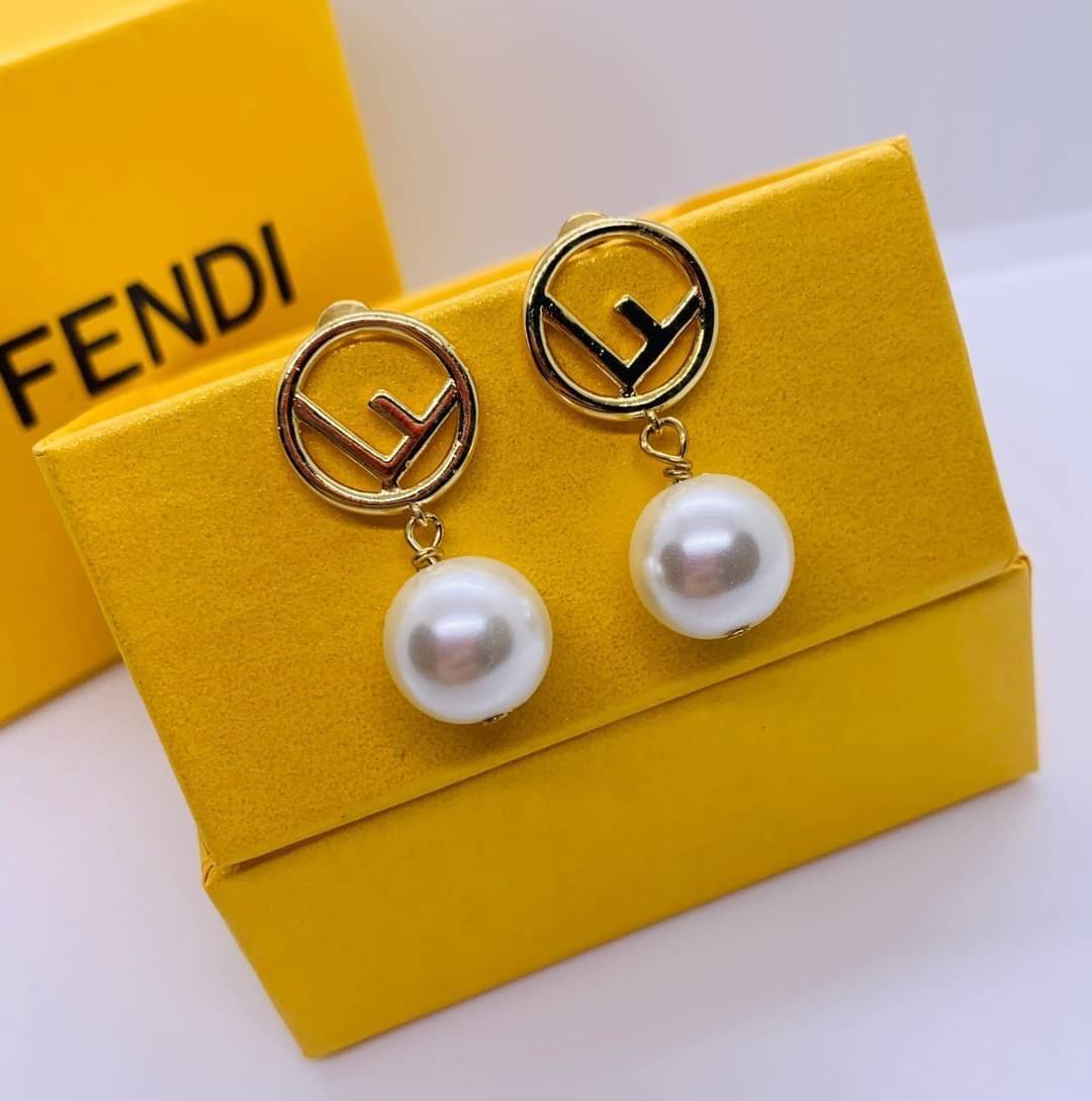 Fendi earring ต่างหูเฟนดิ เกรดออริจินอล งานเคลือบโลหะทอง ไม่ลอกไม่ดำ เงาสวยคล้ายของจริงมากที่สุด สวยหรูหรา ผู้ดี ไฮโซสุดๆ งานเล่นไฟสวยมากค่ะ คอนเฟิม !!!!! เกรดสั่งทำแบบละเอียดที่สุด เก็บรายละเอียดครบ ปั้มโลโก้ สวยมากค่ะ
