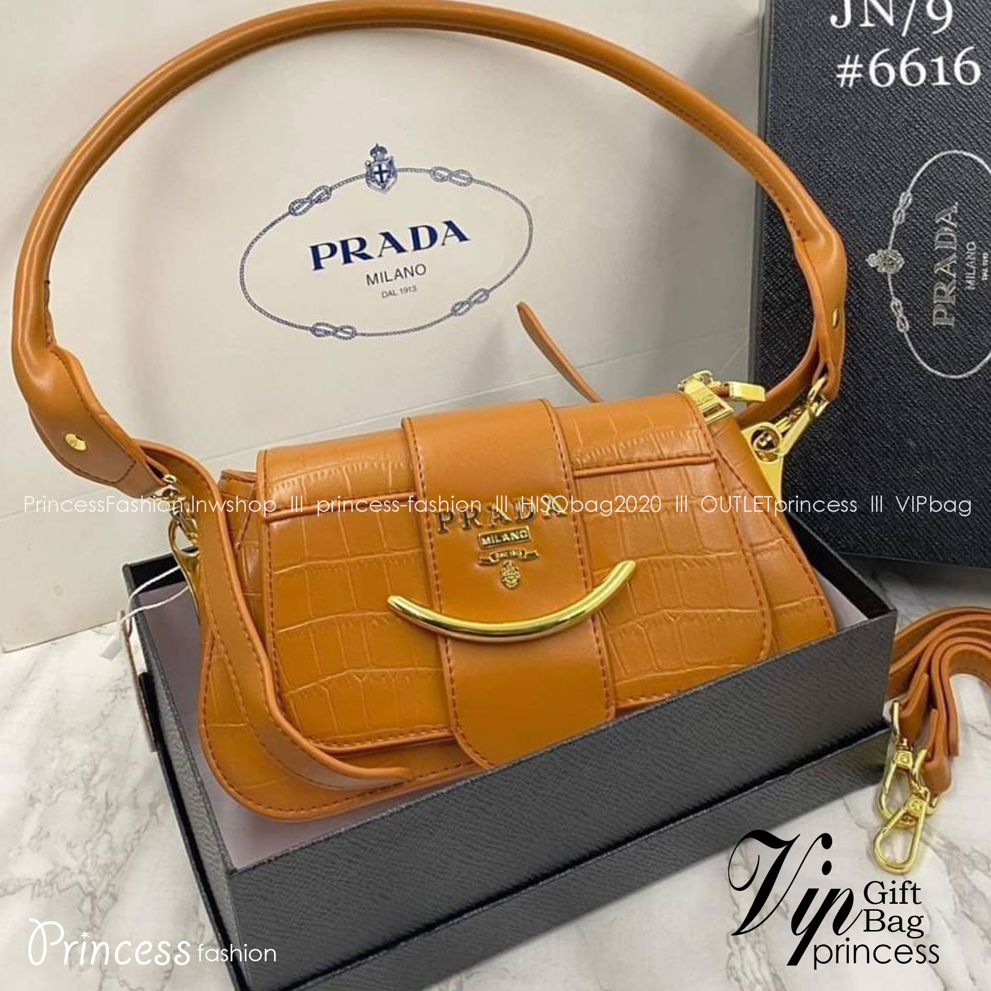 PRADA Saffiano Leather Sidonie Bag กระเป๋าสะพายไหล่ ดีไซน์วินเทจย้อนยุค สวยคมชัด คลาสสิคใช้ได้ทุกลุค ขนาดกำลังสวย มีสายสะพายยาว croosbody ปรับเปลี่ยนใช้ได้ตามสไตล์ ใบนี้คุ้มค่ามากๆ ใบจริงคือสวยเกินเบอร์