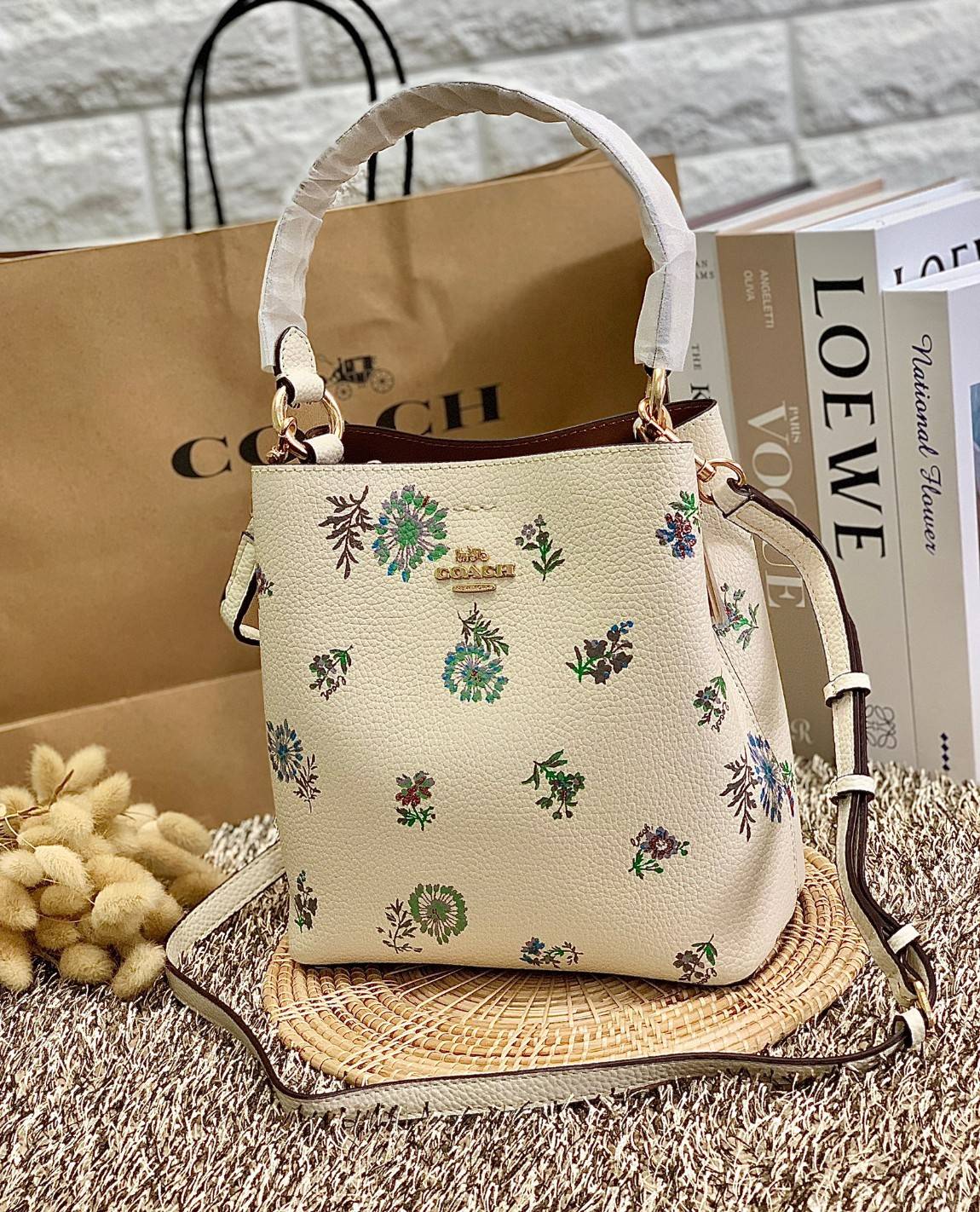 รุ่นฮิต รุ่นขายดี รุ่นที่สาวๆต้องมีค่ะ!! COACH SMALL TOWN BUCKET WITH DANDELION PRINT ((2310)) พร้อมส่งที่ไทยอีกครั้ง ห้ามพลาดค๊าาา😘 กระเป๋าทรงถัง หนังแท้ลายหนังสวยนิ่มอย่างดีค่ะ!