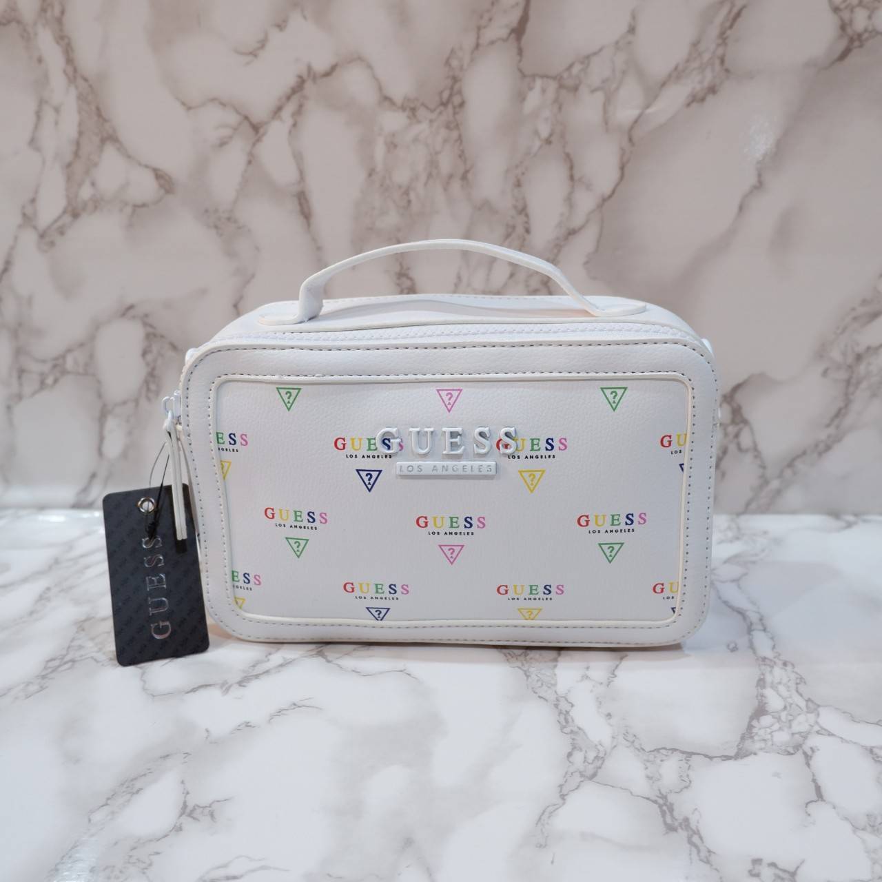 GUESS กระเป๋าหูหิ้วสะพายข้าง ทรงกล่องมีหูจับถนัดมือ มี2ช่องกระเป๋า ด้านหน้าติดโลโก้แบรนด์สีทอง