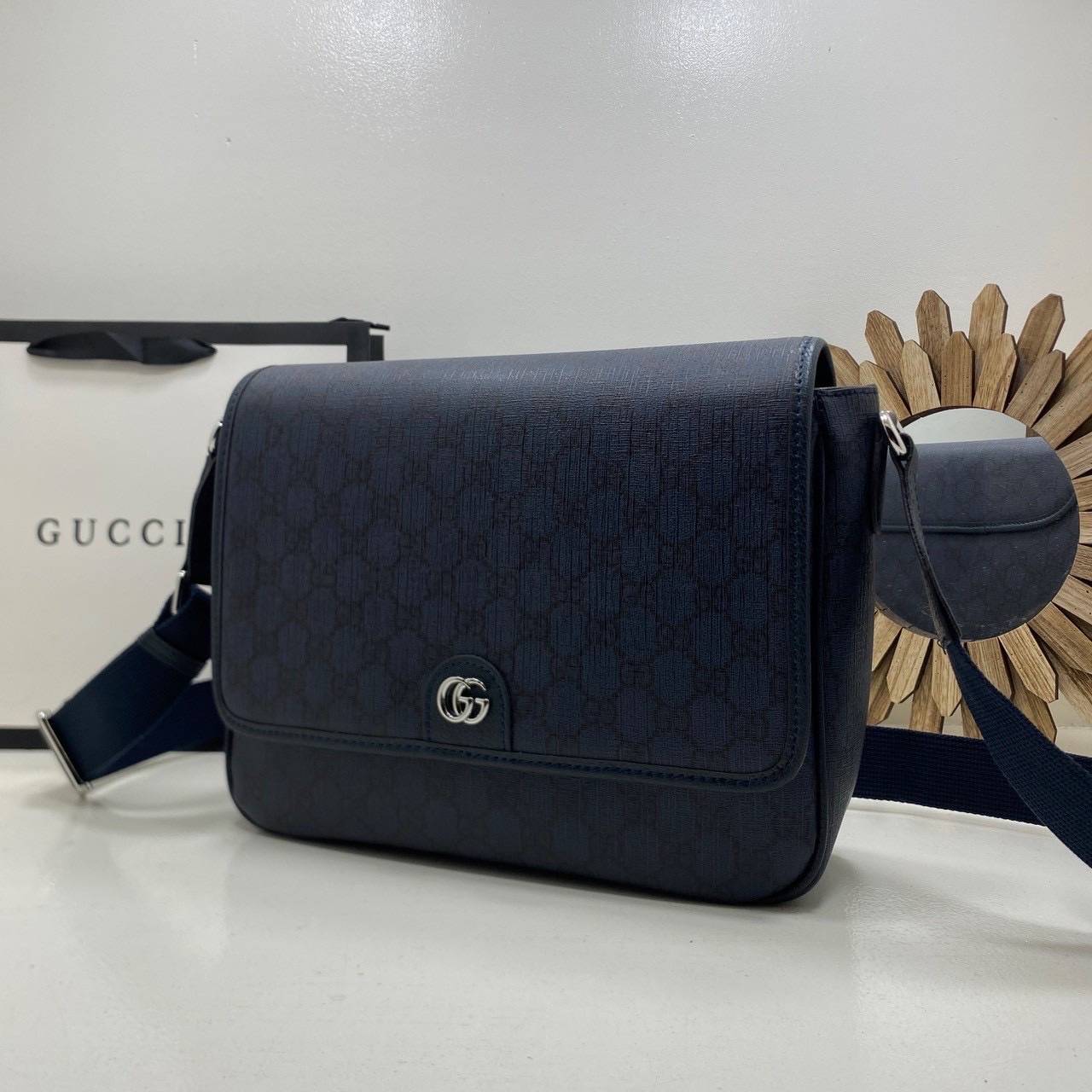 ORI หนังแท้ | GUCCI Ophidia medium messenger bag Navy Blue กระเป๋าสะพายทรงแมสเซ็นเจอร์ Canvas GG Supreme เนื้อผ้าที่เหมาะสำหรับไลน์แอคเซสเซอรี่สำหรับผู้ชาย โดยการเพิ่มกลิ่นอายความโมเดิร์นให้กับดีไซน์ของแบรนด์อันเป็นเอกลักษณ์