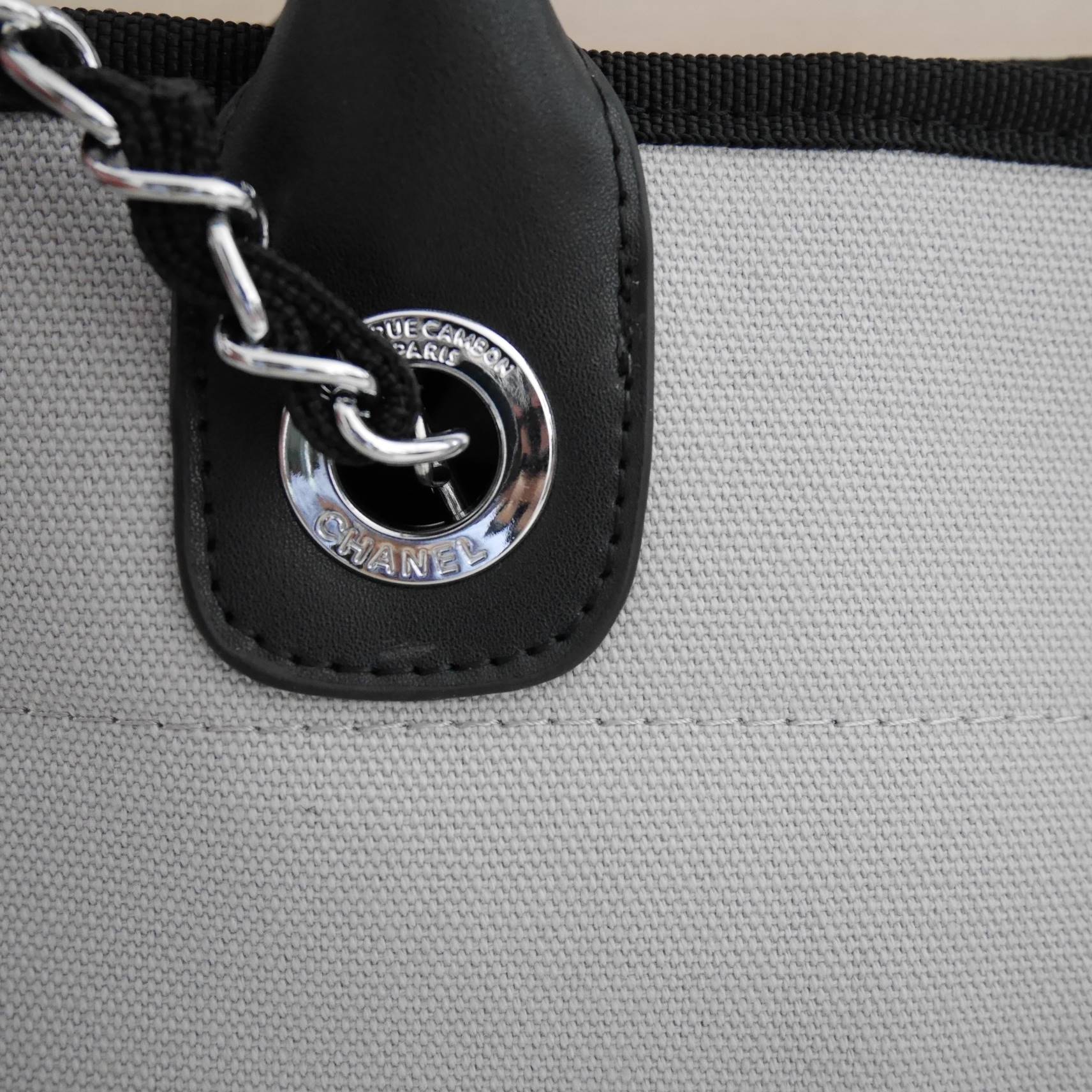 How Cute! 🎄🎄 รุ่นใหม่ล่าสุด!! ที่สาวๆรอคอย Chanel tote canvas bag จากงานพรีเมี่ยม VIP GIFT รุ่นดังเลยค้า Size ใหญ่อลัง บอกเลยว่า **งานดีที่สุด ตัวกระเป๋า กระเป๋าผ้าเป็นผ้า canvas เนื้อดีสมราคา สัมผัส นุ่มลื่นมือมากกกก อะไหล่เงินปั้มแบรนด์แ