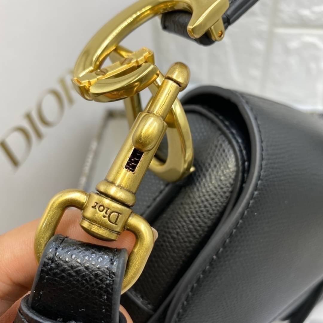 หนังแท้ DIOR SADDLE BAG with strap กระเป๋ารุ่นยอดนิยมตามแบบฉบับแบรนด์ งานออริหนังแท้ทั้งใบ ใช้งานได้ 2 แบบ สะพายยาว CROSSBODY และสายสั้นถือได้เก๋ๆ ลุคนี้คูลสุดๆ เลยค่าา ภาพถ่ายจากสินค้าจริง! สวยมาก พร้อมส่งที่ไทยราคาสุดคุ้ม สาวๆ ห้ามพลาดค่ะ!