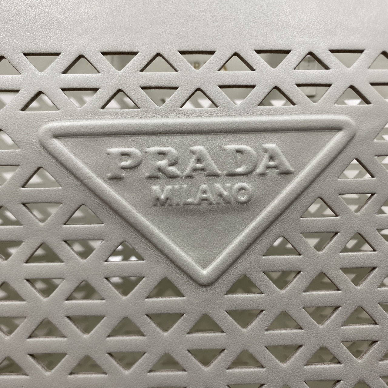 TOP ORI หนังแท้ | Prada Large perforated leather tote bag กระเป๋าทรงโท้ทใบใหญ่ ใจบางที่สุดกับคอลเลคชั่นนี้ ที่เพิ่มดีเทลความแพงด้วยการฉลุลวดลายรอบใบ ถักทอเป็นเส้นลายสานที่สวยงามมาก งานฝีมือจริงๆ