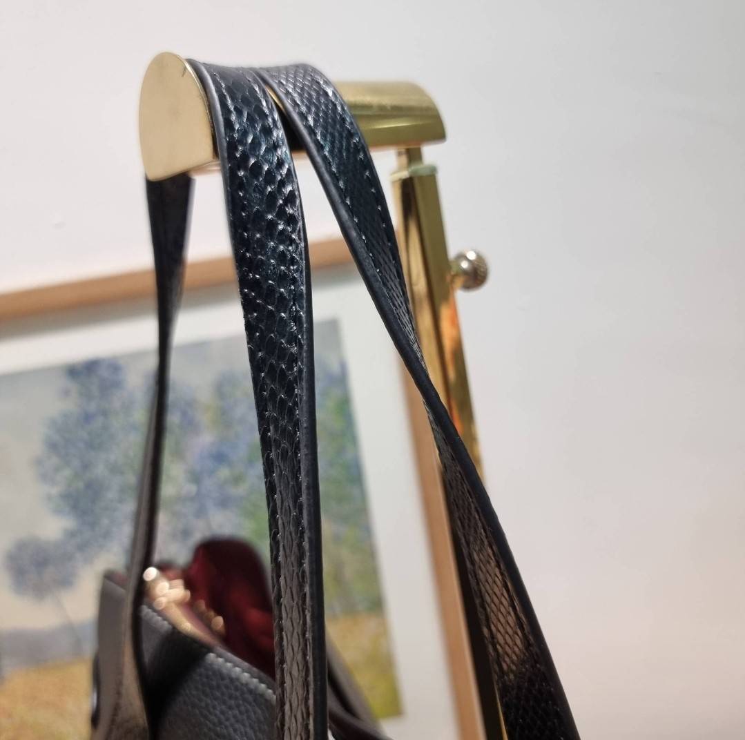 COACH HANNA CARRYALL IN SIGNATURE CANVAS / CH187 / CH195 / CH542 น้องใหม่ เรียบหรู ดูแพง กับกระเป๋าถือ/สะพายทรงสวย คงความคลาสสิค ดีไซน์ตกแต่งสายคาดจับจีบข้างกระเป๋าเพิ่มดีเทล มาพร้อมหูจับในตัว