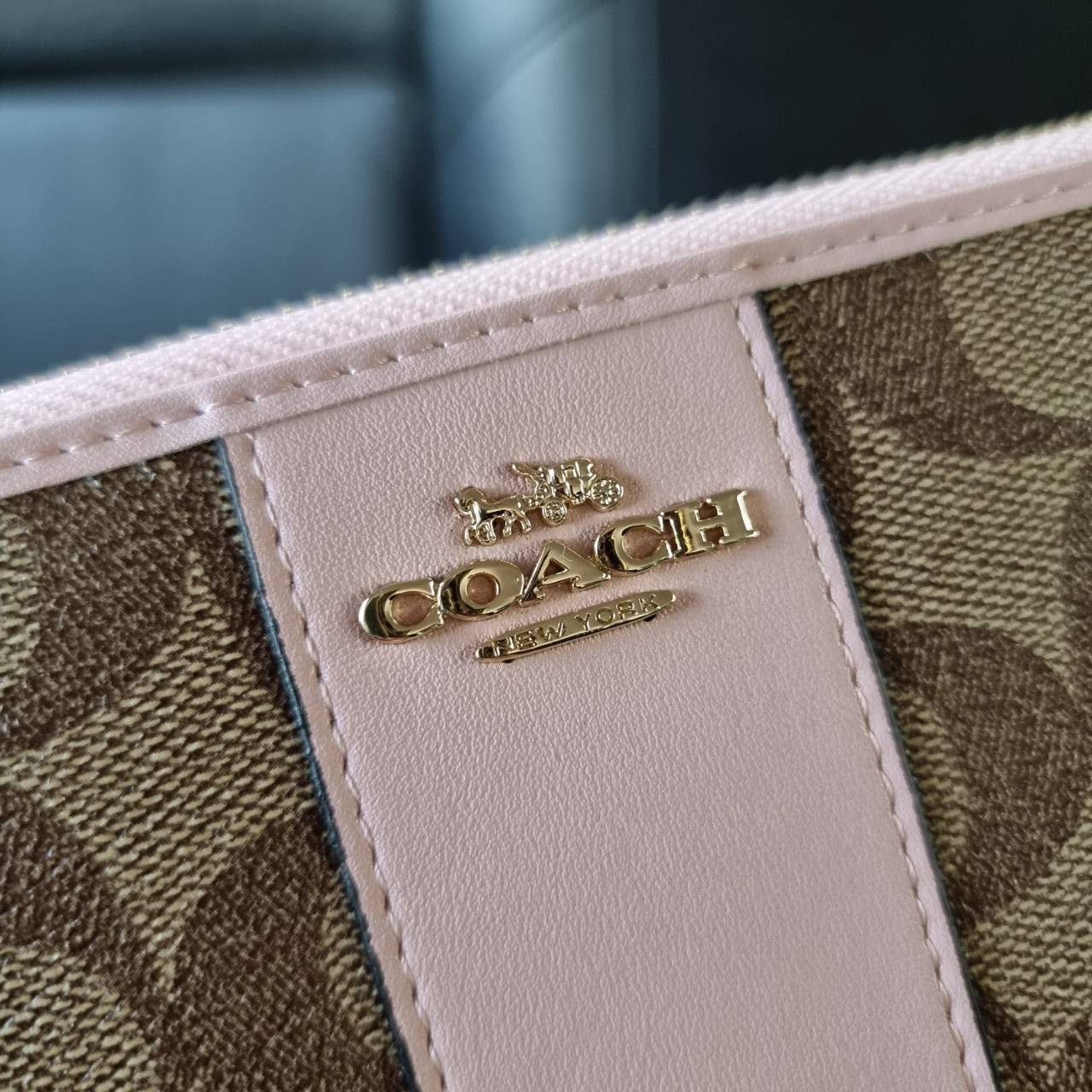 COACH F54630 ACCORDION ZIP WALLET IN SIGNATURE COATED CANVAS WITH LEATHER STRIPE กระเป๋าสตางค์ใบยาวรุ่นคลาสสิค คัดสีขายดีมาให้กันเลยจ้า ♥️ วัสดุหนังแคนวาสเคลือบลาย เปิด-ปิดด้วยซิปรอบ รูดใช้งานง่าย ใส่บัตรได้ มีช่องซิปใส่เหรียญ ใส่มือถือได้ พกใบนี้ใ
