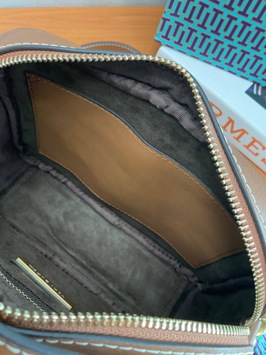 TORY BURCH T MONOGRAM JACQUARD CAMERA BAG กระเป๋าสะพาย Crossbody วัสดุหนังวัวแท้ การออกแบบเรียบง่าย ยังคงความหรูหราเอาไว้ โดดเด่นด้วยลวดลาย T Monogram มาพร้อมสายสะพายยาวแบบสปอร์ต ถอดออกได้ สายปรับระดับได้ ตอบสนองการใช้งานได้ดี มีหูหิ้วด้านบนสามารถใช้งานได