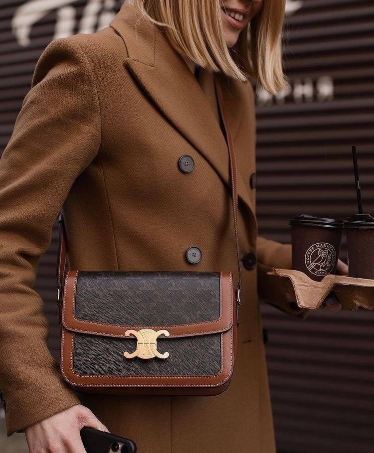 พร้อมส่งรุ่นขายดี!! CELINE CROSSBODY VIP GIFT WITH PURCHASE GWP กระเป๋าพรีเมี่ยมกิ๊ฟ Limited จาก PARFUME DUTYFREE COUNTER สวยอยู่ทรงเปิดปิดด้วยตัวล้อคด้านหน้า ภายในมีช่องใส่ของหลัก พร้อมช่องซิป ใส่กระเป๋าสตางค์กลาง + มือถือได้ ทรงนี้กำลังมาแรงมาก แมชต์ลุค