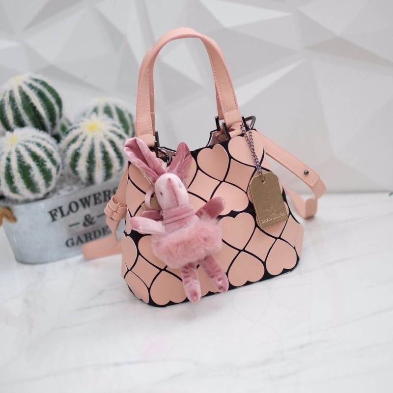 รุ่นขายดี สีใหม่ ‘ (flamingo)Flamingo ‘ ( ชมพูนม เนื้อ Matte ) !! น่ารักปรอทแตก รุ่น Over Heart💕 ลาย หายาก ปรับทรงได้ 2 แบบ สวยรับประกันเลยค่า ( แถมฟรี !! Bunny DV 🐰สุด คิ้ว ) 👉🏻👉🏻กระเป๋า จากแบรนด์ David Jon