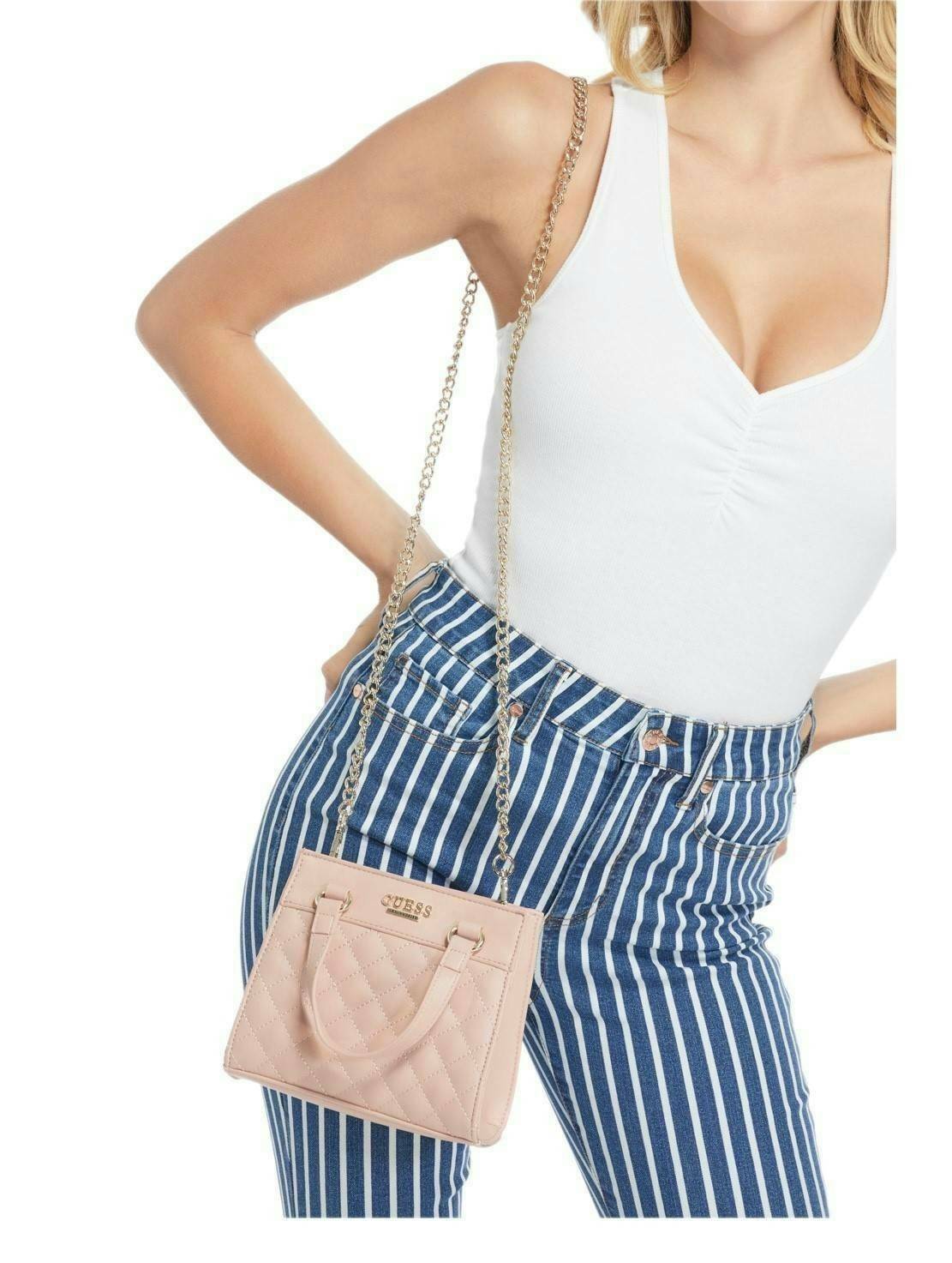 GUESS TAYLOR MINI SATCHEL CROSSBODY BAG กระเป๋าสะพายใบเล็ก สไตล์ สวยหรู คุณหนู ไฮโซ น่ารักมากๆ วัสดุหนังpu เย็บลายตาราง หนังนิ่ม จับนุ่มมือ และ ลายทาง หนัง saffiano ตั้งอยู่ทรง แบบน่ารักไม่ซ้ำใคร ด้านหน้าประดับโลโก้แบรนด์ อะไหล่ทอง มาพร้อมสายโซ่ ถอดออกได้