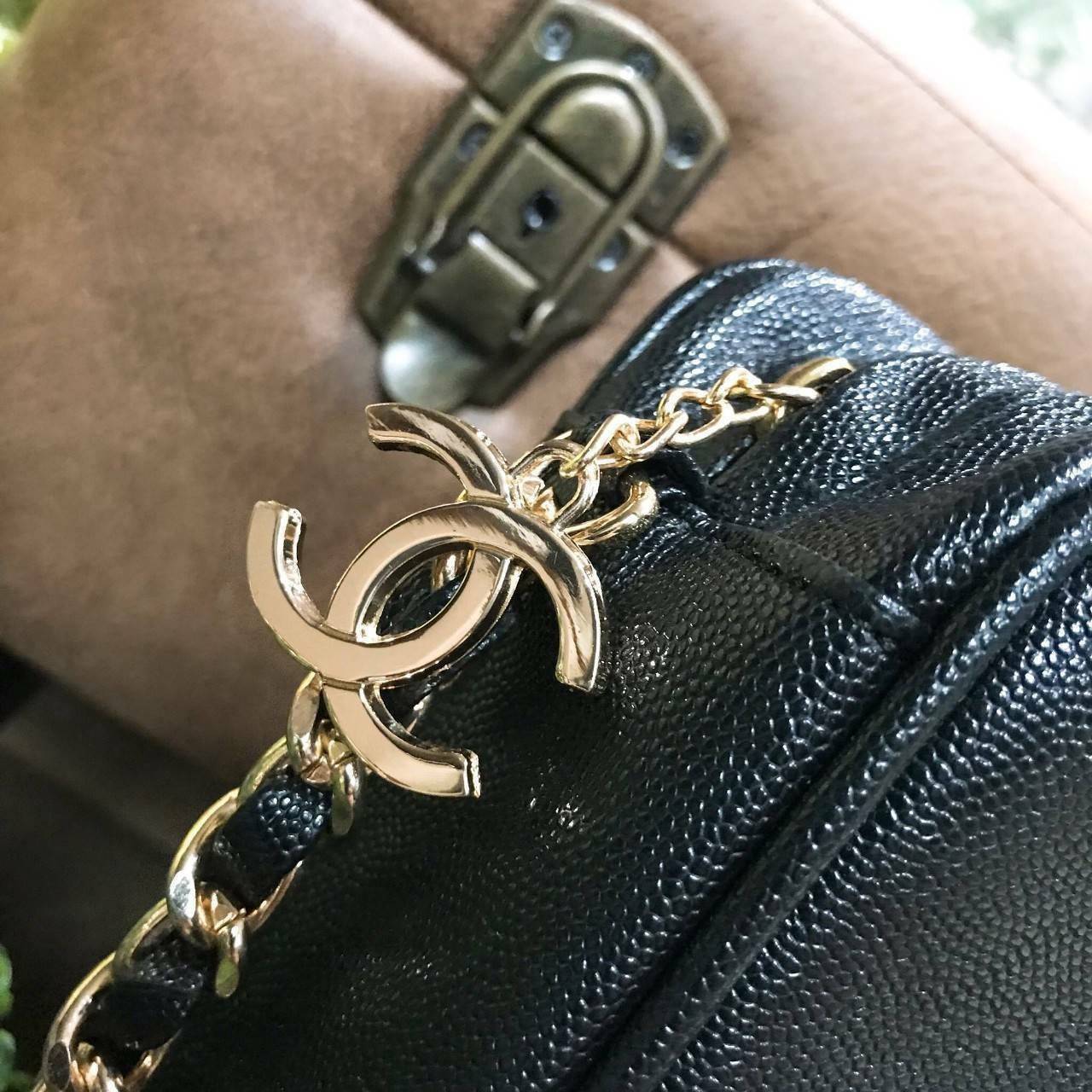 CHANEL chain caviar crossbody bag / Chanel Shoulder Bag With Chain กระเป๋าสะพายข้าง วัสดุหนังลายคาเวียร์ อะไหล่ทอง ด้านหน้ามี 1 ช่องโล่งใส่ Ipad ได้ ด้านหน้าเย็บโลโก้แบรนด์ สวยหรูมากๆ ค่ะ