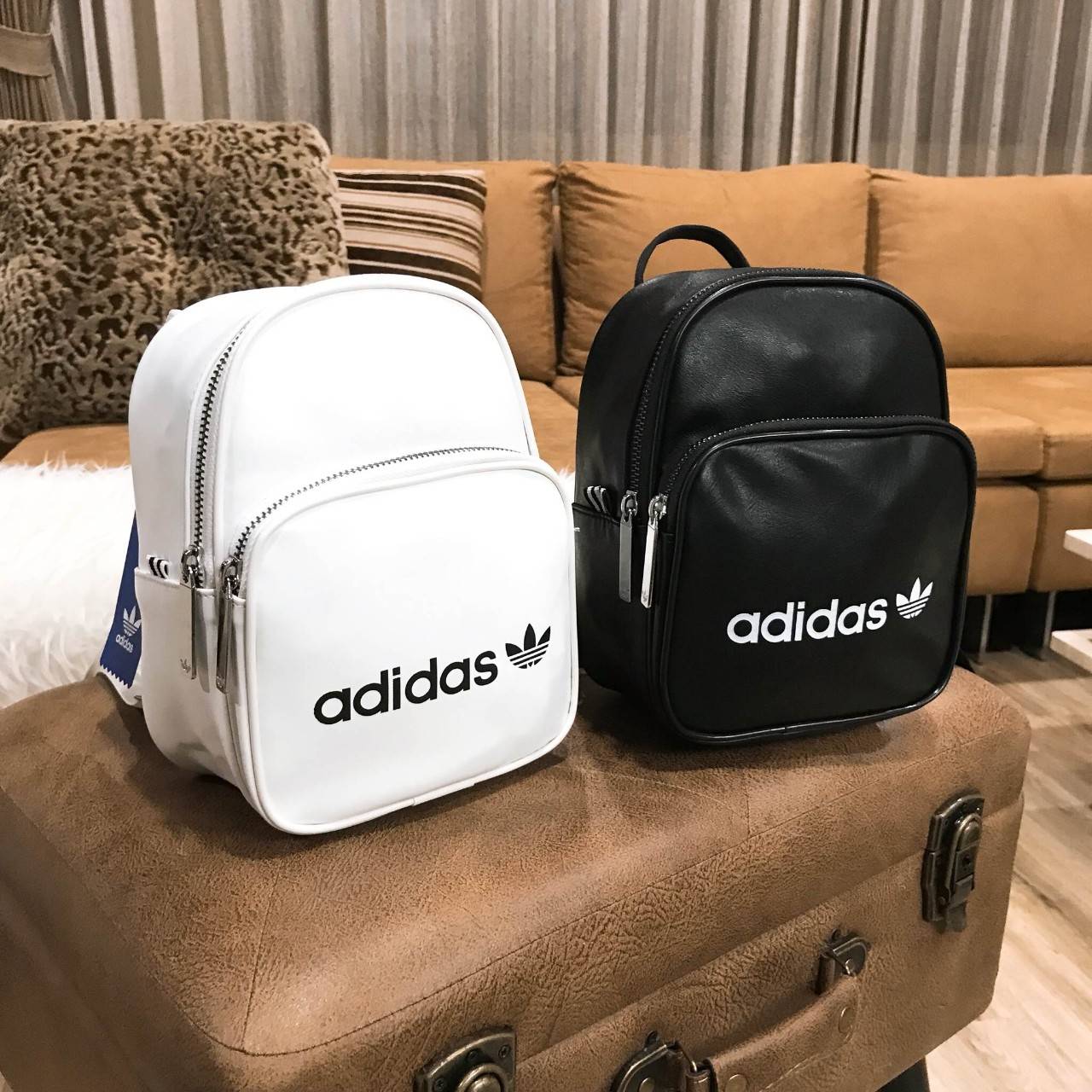 ADIDAS 2WAY MINI BACKPACK กระเป๋าเป้หรือสะพายหนังเรียบสไตล์ Sport ขนาดมินิ น้ำหนักเบา ด้านหน้ามีโล้โก้และช่องซิป เปิดปิดด้วยซิปสะดวกใช้ หัวซิปแบรนด์ ภายในมีช่องใส่ของ หูจับถนัดมือ สายสะพายปรับได้ freesize สามารถสะพายเป็นเป้ หรือกระเป๋าสะพาย Crossbody ได้2