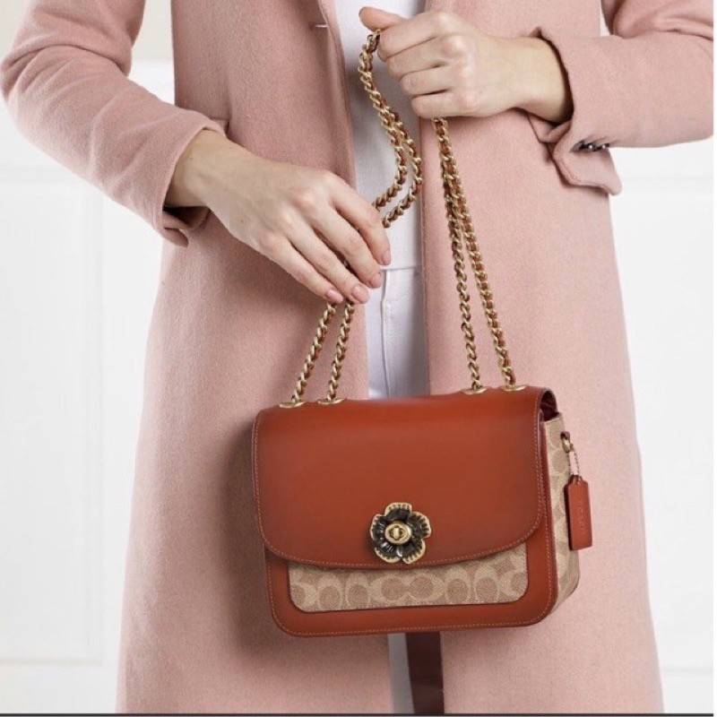 COACH C0827 MADISON SHOULDER BAG IN SIGNATURE CANVAS กระเป๋าสะพายข้าง รุ่นยอดฮิต ไซส์ใหญ่จุใจ ดีไซน์สวย โดดเด่นด้วยตัวล็อครูปดอกไม้ ตกแต่งตัดกันกับลายซีอย่างลงตัว วัสดุหนังแท้สลับหนังแคนวาสเคลือบลาย ภายในแบ่งสัดส่วนให้อย่างดี มาพร้อมสายสะพายในตัว ปรับใช้ไ