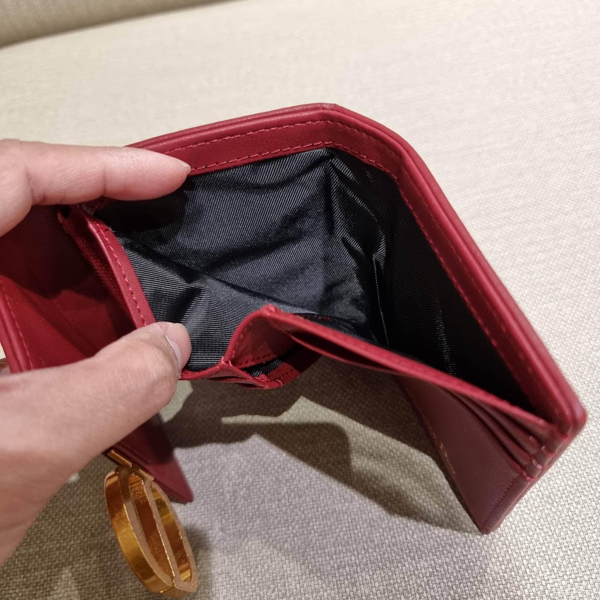 VIP 】CD TRIFOLD WALLET WITH GWP ที่สุดของความคลาสสิค กระเป๋าสตางค์ใบสั้นแบบพับ พรีเมี่ยมกิ๊ฟจากเคาน์เตอร์ วัสดุผ้าแคนวาสปักลาย สลับหนังแท้ภายใน โลโก้สีทองเหลือง สวยวินเทจ โดดเด่นเป็นเอกลักษณ์ ภายในมีช่องใส่บัตร ใส่ธนบัตร ใส่เหรียญได้ คัดมาให้แบบปังๆ ต้องจ