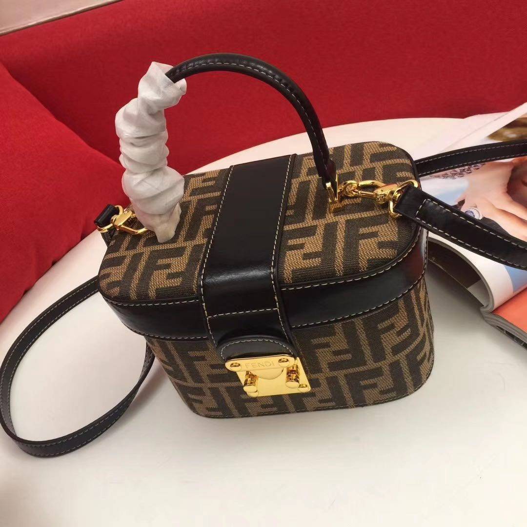 หนังแท้ Fendi Brown Zucca Vanity Bag
