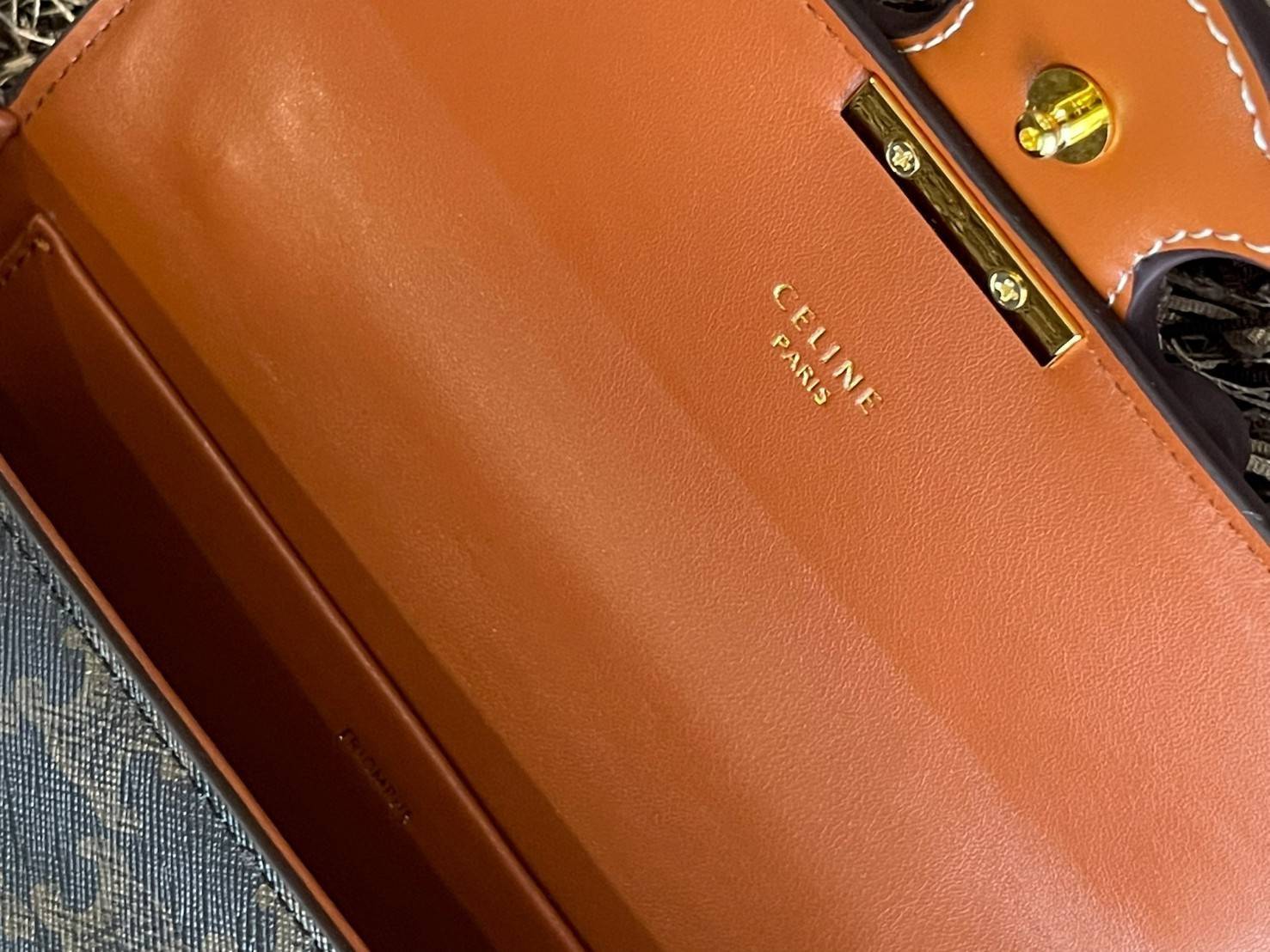 Celine Chain Shoulder Bag Cuir Triompe In Triompe เป็นกระเป๋าถูกประดิษฐ์ขึ้นในรูปทรงมินิมอล นับว่าเป็นกระเป๋าอีกหนึ่งรุ่นในซีรีส์ Triomphe ที่ได้รับความนิยมอย่างมาก โดยเป็นกระเป๋าสะพายไหล่ทรงสี่เหลี่ยมผืนผ้าที่อัดแน่นไปด้วยกลิ่นอายความคลาสสิกตามแบบฉบับของ