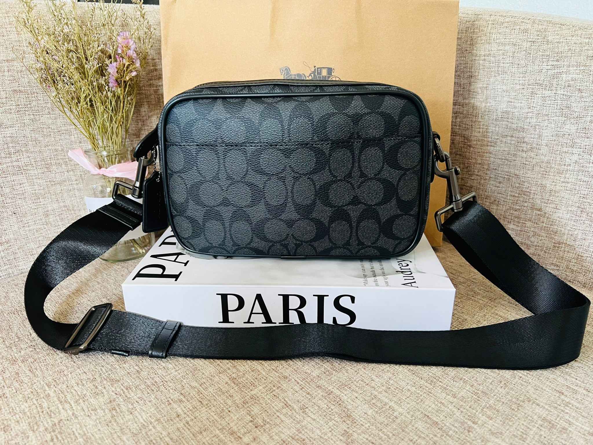 COACH GRAHAM CROSSBODY IN SIGNATURE CANVAS F50715 ผ้าใบเคลือบซิกเนเจอร์พร้อมรายละเอียดหนังลูกวัวที่ผ่านการกลั่น| ภายในกระเป๋ามัลติฟังก์ชั่น| ปิดซิป ซับในผ้า| ด้านนอกมีซิปและกระเป๋าสลิป| สายสะพายถอดได้ 53" สำหรับสะพายไหล่หรือ crossbody