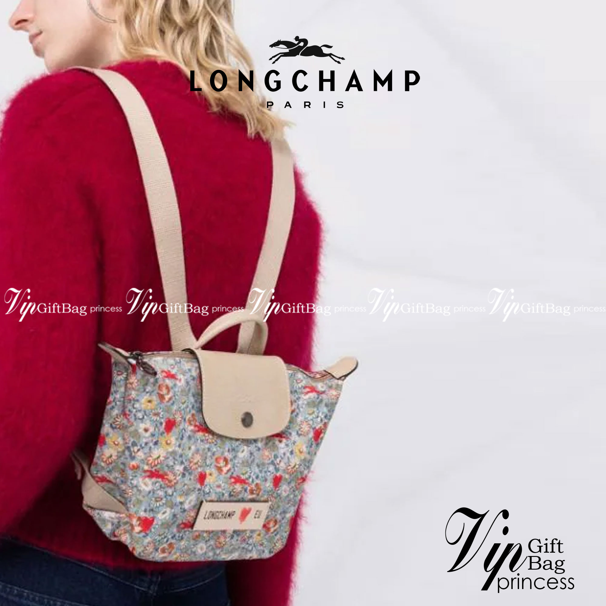 Longchamp X Eu Backpack กระเป๋าเป้สะพายหลังลายดอกๆไม้ วัสดุผ้าฝ้าย อะไหล่สีดำ กระเป๋าเป้แบบลำลองสำหรับสตรีซึ่งนำรูปทรงอันเป็นเอกลักษณ์ของ Le Pliage มาปรับใช้กับทุกสถานการณ์ อุปกรณ์เสริมที่ใช้งานได้จริงนี้มีสายรัดปรับระดับได้และที่จับช่วยให้ สะพายข้างหรือส