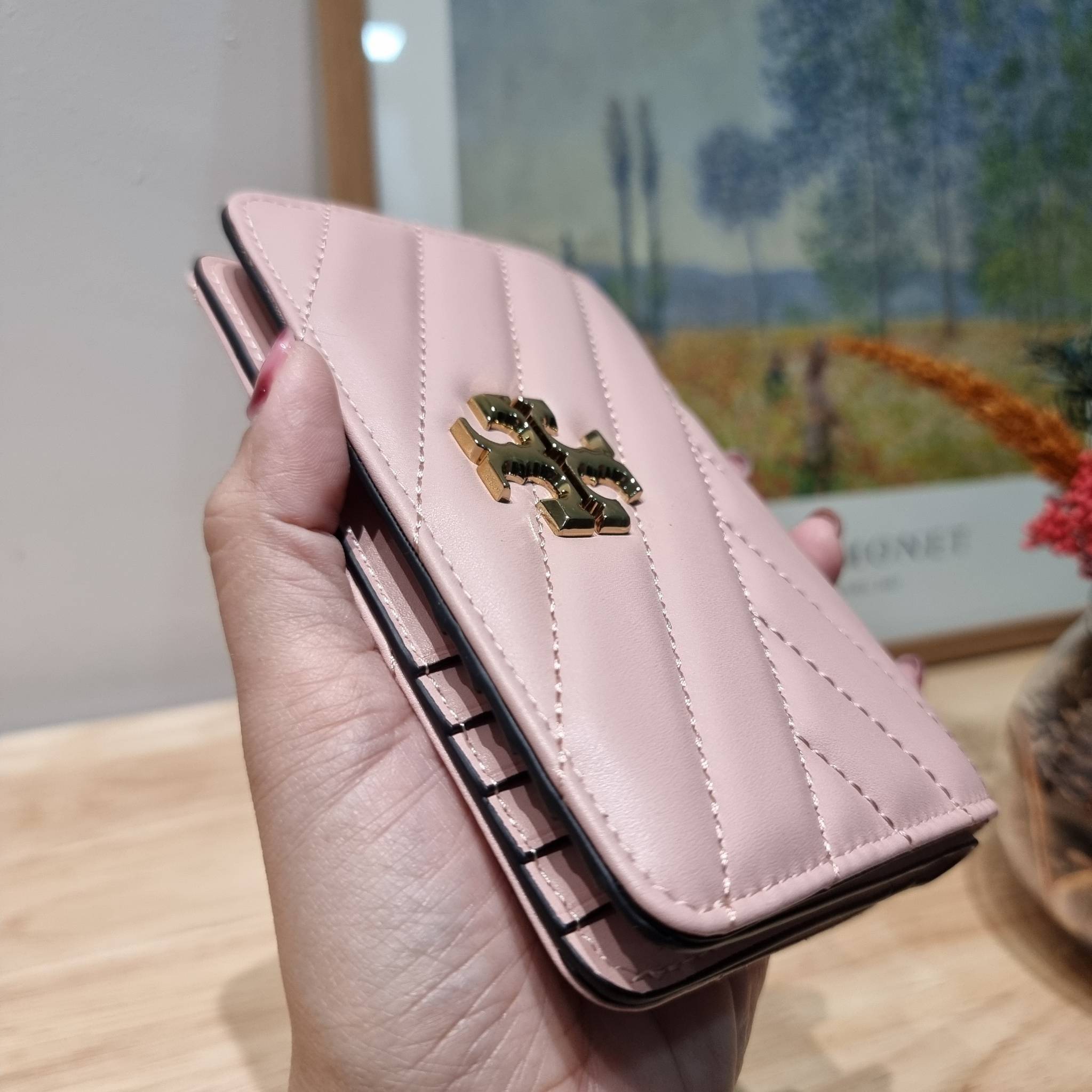 TORY BURCH KIRA CHEVRON MEDIUM SLIM WALLET กระเป๋าสตางค์ใบกลางรุ่นบาง ไม่กินพื้นที่กระเป๋า ดีไซน์เรียบหรู