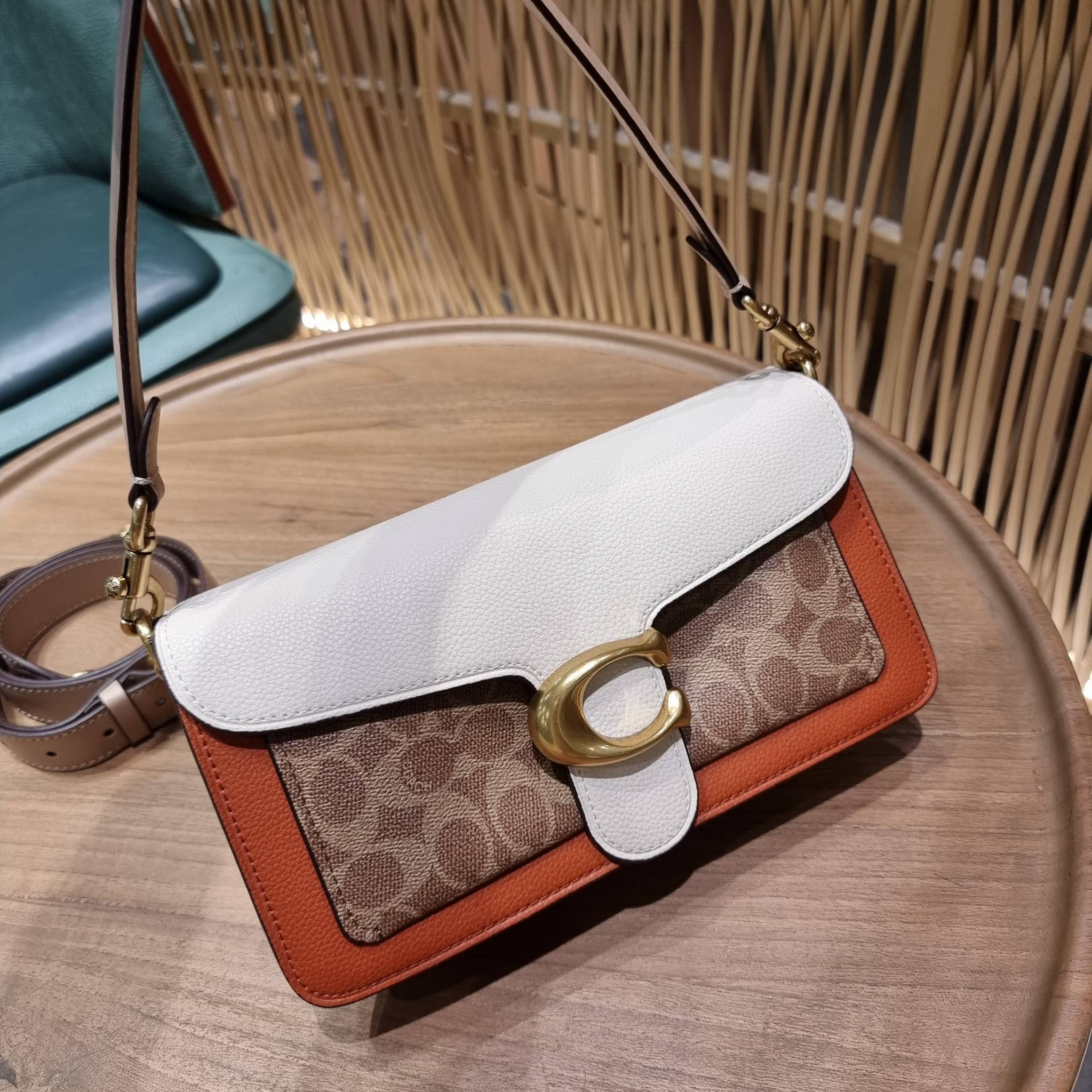 COACH TABBY SHOULDER BAG 26 IN SIGNATURE CANVAS WITH BEADCHAIN (6793,91215) กระเป๋าสะพายไหล่ ดีไซน์วินเทจย้อนยุค สวยคมชัด คลาสสิคใช้ได้ทุกลุค วัสดุหนังแท้สลับหนังแคนวาสเคลือบลาย เปิด-ปิดด้วยแม่เหล็กในตัว รับรองแน่นหนา ด้านหลังมีช่องแยก ภายในเป็นช่องโล่ง ข