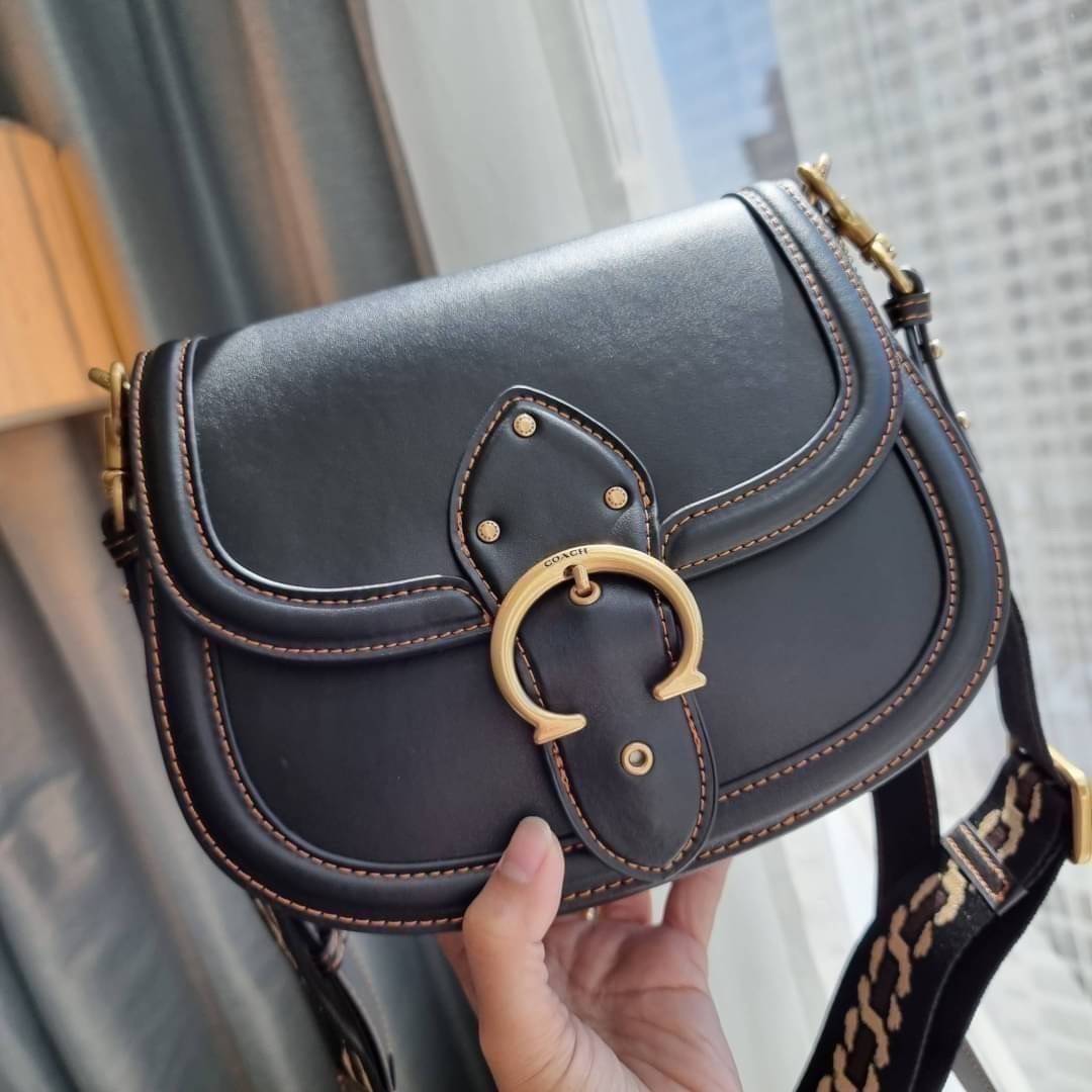 COACH C0749 BEAT SADDLE BAG The best item! ที่สาวๆรอคอย! ฮอตไฟลุก! สีหายาก ละมุนคุณหนู คอลเลคชั่นใหม่ ดีไซน์หรูหรา พิเศษมากๆมาพร้อมสายสะพาย 2 เส้น ใช้คู่กันหรือแยกสะพายก็สวยครบสูตร กระเป๋าสะพายทรง saddle คลาสสิค วัสดุหนัง glove-tanned ทนทาน เปิด-ปิดด้วยกร