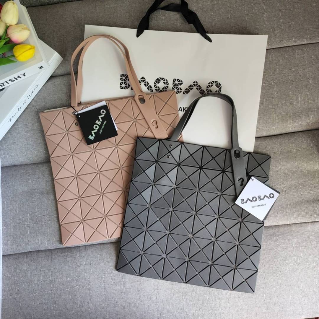 BAO BAO ISSEY MIYAKE LUCENT ONE-TONE กระเป๋า Bao Bao จากแบรนด์ดัง Issey Miyake แบรนด์แฟชั่นจากประเทศญี่ปุ่น ซึ่งมีสินค้ามากมายไม่ว่าจะเป็นเสื้อผ้า นาฬิกา น้ำหอม และที่ขาดไม่ได้นั่นก็คือ กระเป๋า Bao Bao ที่มีความพิเศษในเรื่องของวัสดุและดีไซน์ที่ครองใจสถาปน