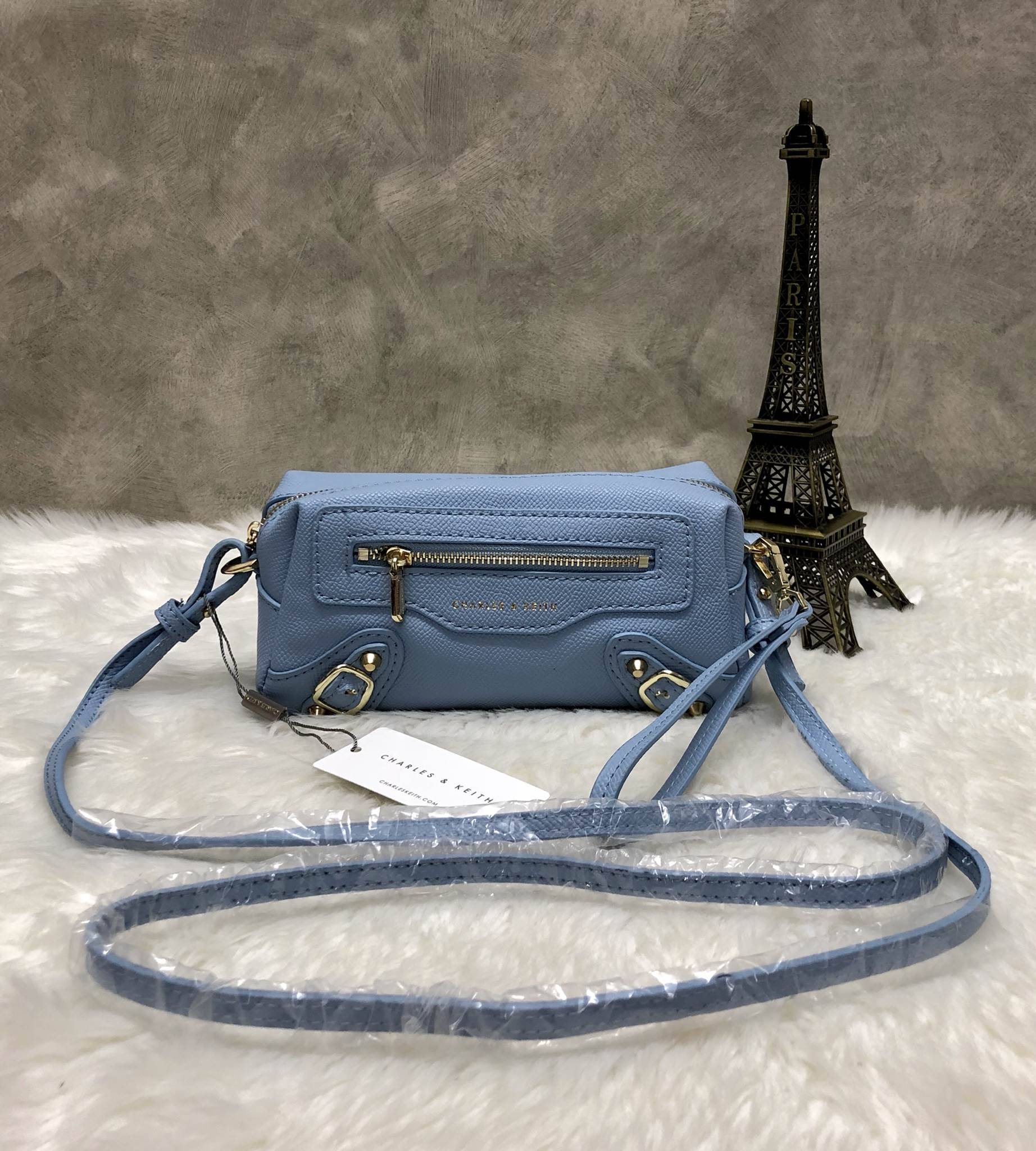 New in!!! Best Seller CHARLES & KEITH MINI BAG พร้อมส่งอีกรอบรุ่นขายดี พร้อมสีใหม่หายากค่ะ!!! กระเป๋าสะพายข้างหรือครอสบอร์ดี้ร์ได้ค่ะ รูปทรงสวย หนังนิ่ม ด้านหน้าสกรีนโลโก้แบรนด์ มีช่องซิปเล้กสำหรับใส่ของจุกจิกค่ะ พร้อมแต่งดีเทลอะไหล่ทองแบบแบรนด์ดังเพิ่มคว