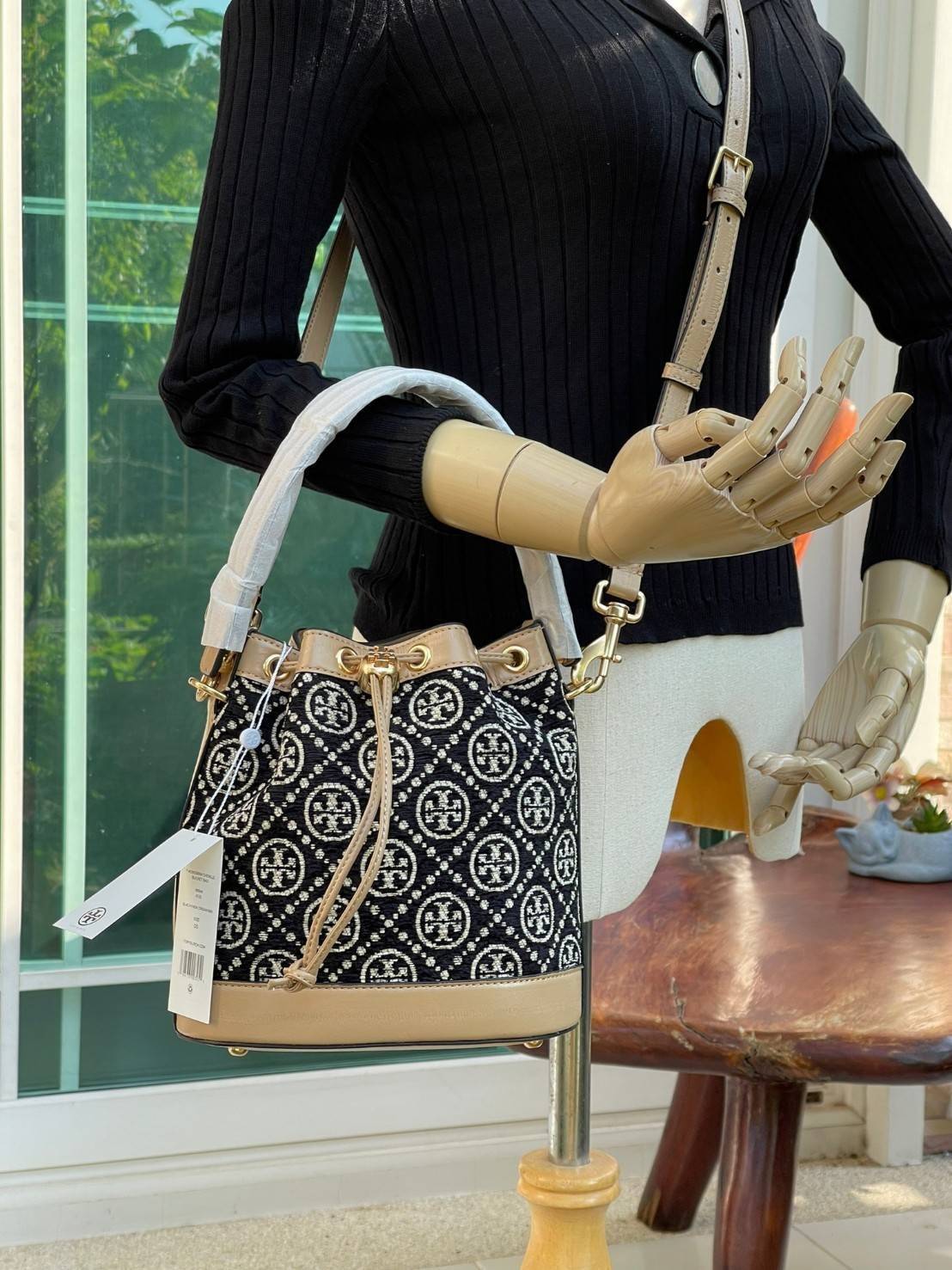 OUTTLET 】Tory burch T Monogram Chenille Bucket Bag เปิดตัวอีกหนึ่งรุ่นกับกระเป๋าลาย T MONOGRAM รุ่นใหม่ล่าสุดจาก TORY BURCH พลาดไม่ได้กับโลโก้สุดคลาสสิก ลวดลาย T Monogram คือวัสดุ chenille หรือที่เรียกว่า ด้านไหมกำมะหยี่ มารังสรรค์ลงบนกระเป๋าBucketใบนี้ เ