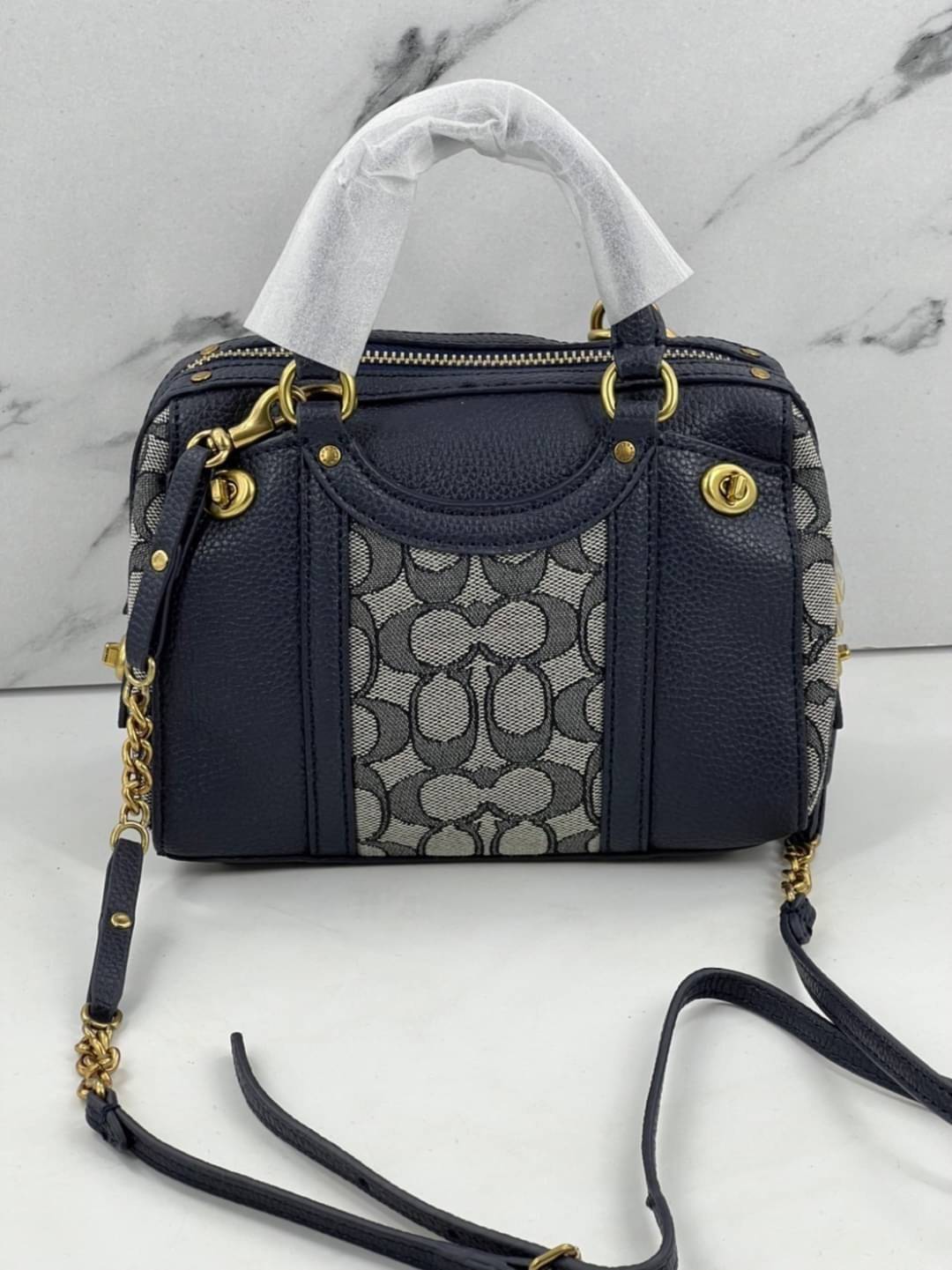 COACH LARK BAG 19 IN SIGNATURE JACQUARD พร้อมส่งที่ไทย สวยก่อนใครแน่นอนค่ะ กระเป๋าสะพายข้าง//ครอสบอดี้ร์ วัสดุหนังแท้+Jacqurd ได้ลงตัวสวยงามมากๆค่ะ มีช่องใส่ของจุกจิกทั้งด้านหน้าและหลัง ;เปิดปิดกระเป๋าแบบซิปคู่ ภายในสามารถใส่กระเป๋าเงินใบกลางได้;มือถือได้