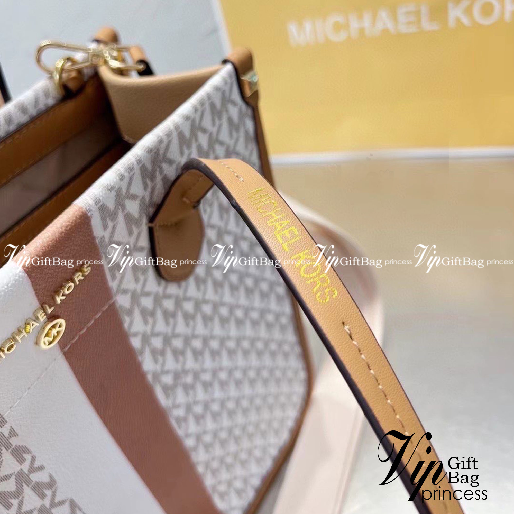 Michael Kors Heidi Tote / Michael Kors Bolsa tote Heidi monogram / MK Tote กระเป๋าสะพายทรง tote มาใหม่ MK หนังพิมพ์ลายแบรนด์ ภายในโล่งกว้าง จุของได้เยอะมาก อะไหล่ปั้มทุกจุด แมทง่ายได้ทุกลุค ภาพถ่ายจากงานขายจริง ใช้งานต่างประเทศได้