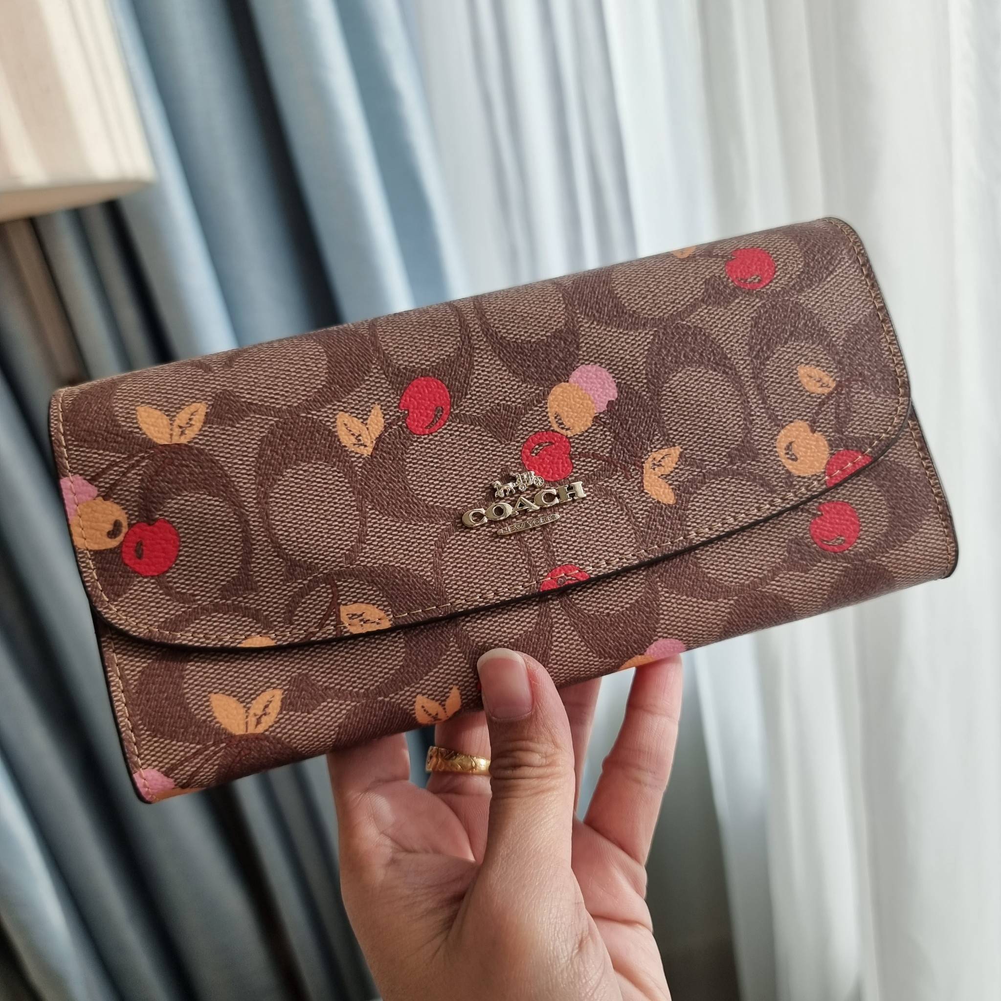 OUTLET 】COACH F31562 SLIM ENVELOPE WALLET IN SIGNATURE CANVAS WITH CHERRY PRINT คอลเลคชั่นใหม่ล่าสุด ต้อนรับนิวเยียร์ไปเลย!! 🍒🎊 กระเป๋าสตางค์รุ่นขายดี ทรงจดหมายรุ่นฝาพับ ดีไซน์ลายเชอร์รี่ น่ารักสดใส วัสดุหนังแคนวาสเคลือบลาย ภายในใส่มือถือไ