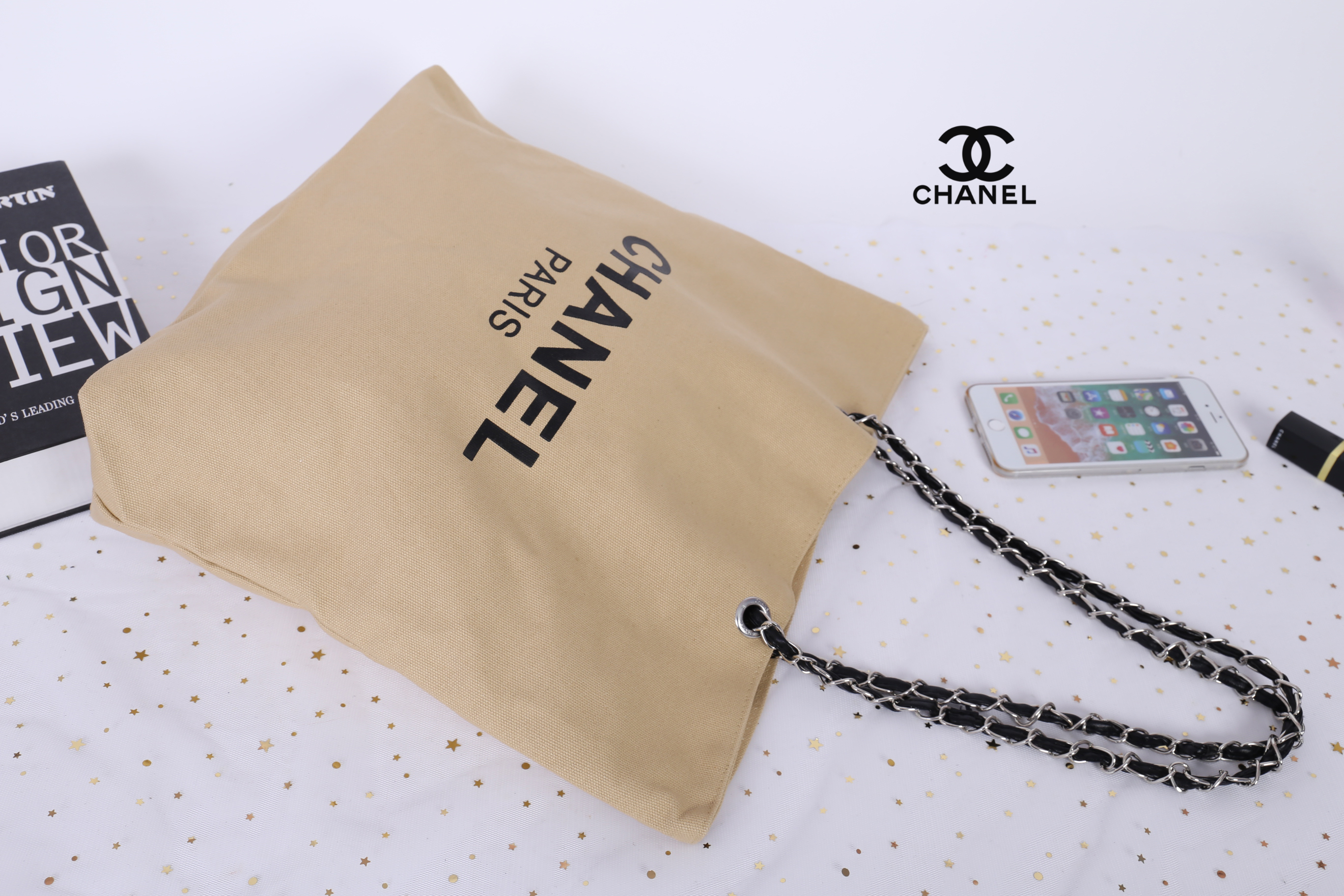 โซ่เงิน Chanel Shopper's Tote กระเป๋าสะพายทรง Tote VIP gift แท้ จาก counter น้ำหอมของ brand วัสดุ canvas เนื้อหนา อะไหล่ปั๊มแบรนด์ ภายในบุผ้าอย่างดี จุได้เยอะ มาพร้อมสายสะพายไหล่ แบบโซ่ต่อหนังสวยหรูค่ะ