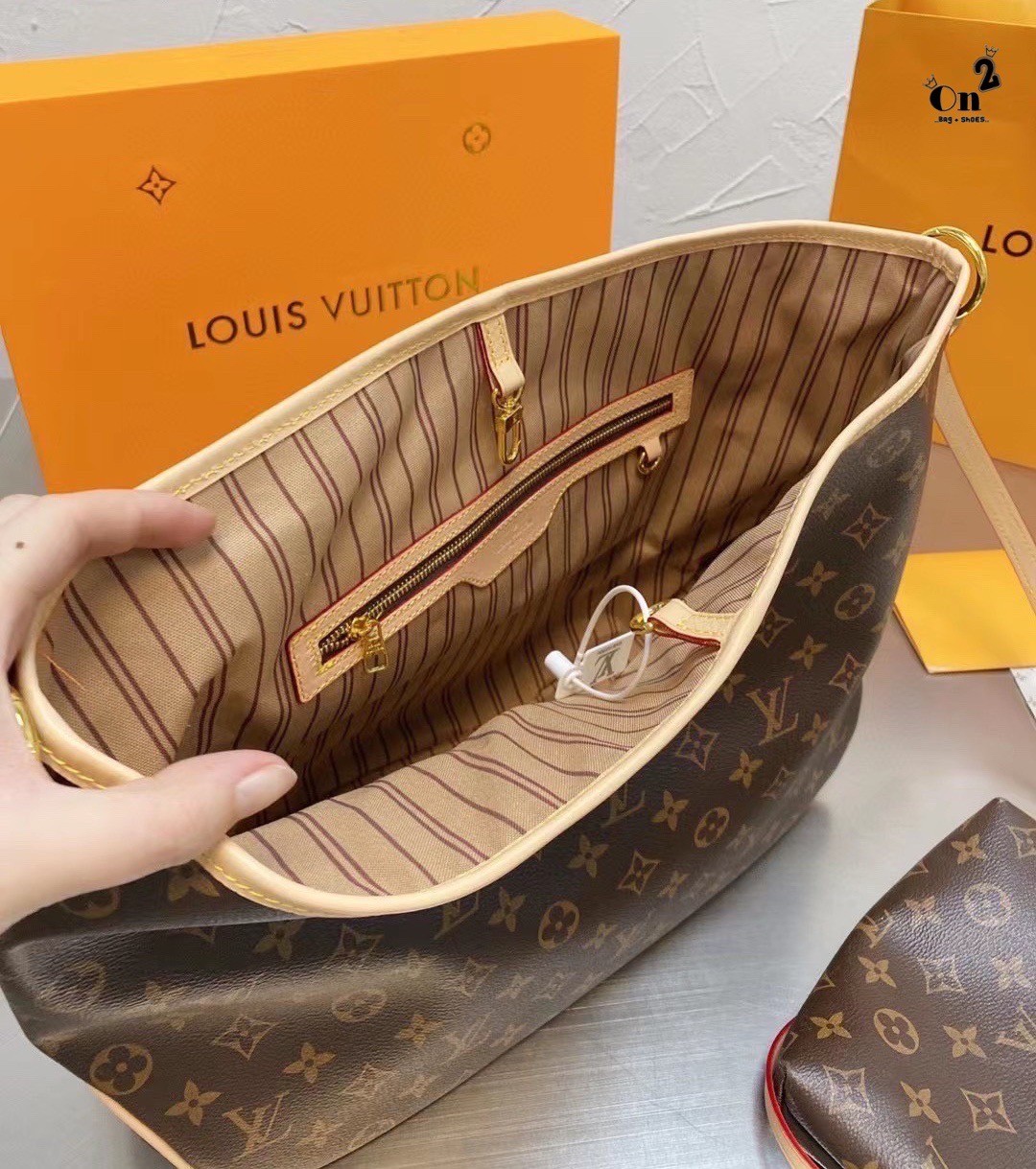 Louis Vuitton Monogram Delight Canvas / LV Delight Tote Bag กระเป๋าสะพายข้างทรงสูงใบใหญ่หนังแกะสังเคราะห์ หูหิ้วปั้มโลโก้ ด้านในมี1ช่องซิป 1ช่องใส่ของจุกจิ๊ก มาพร้อมกระเป๋าเล็กน่ารักใส่ตังค์ คุ้มสุดๆ อะไหล่ทองหรูหรา มีสายยาว ถอดสายได้ ปรับระดับได้ จุของได