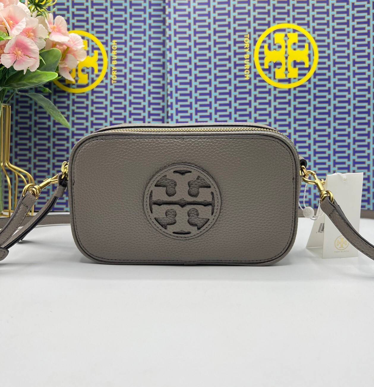 TORY BURCH Miller Mini Crossbody Bag / TORY CAMERA BAG / TORY BAG พร้อมส่ง 5 สี กระเป๋าสะพายใบเล็กมินิมอลในรูปทรงใหม่ที่คล่องตัว