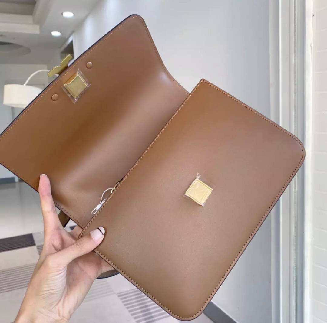 Tory Burch 75003 Eleanor Medium Convertible Shoulder Bag พร้อมส่งที่ไทย อีกรุ่นที่น่าครอบครองมากๆค่ะ กระเป๋าสะพายข้างและทบสายเป็นคล้องไหล่ได้ หนังแท้ชั้นดี ใช้ได้กับทุกๆโอกาส ห้ามพลาด ก่อนหมดนะคะ!!