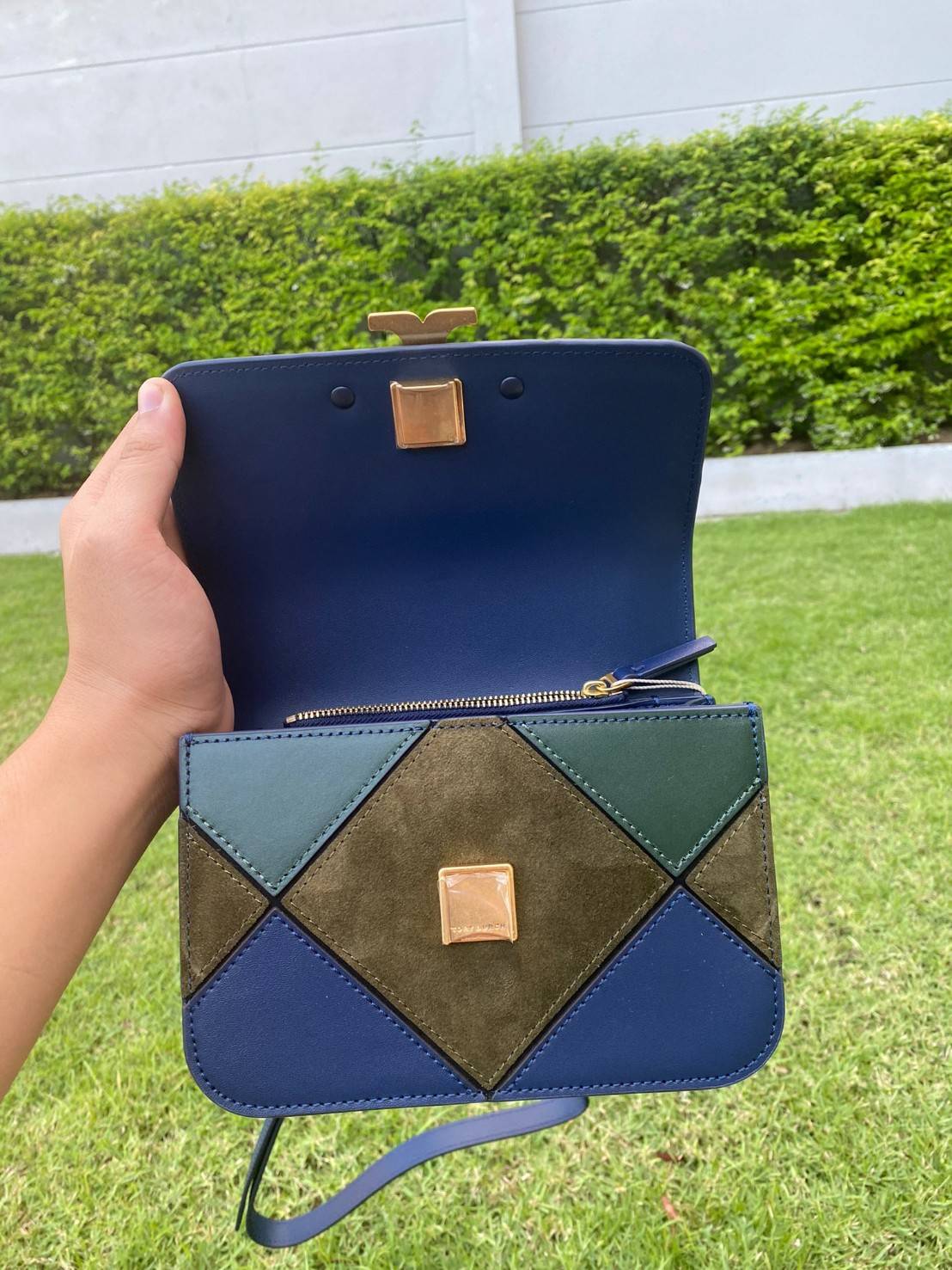 Tory Burch Eleanor Bag (รหัสรุ่น 84089) Collection ใหม่2021 ชนช็อป กระเป๋าสะพายcrossbody 💚สีเขียวเหนี่ยวทรัพย์วัสดุชั้นดี เปิดปิดด้วยแม่เหล็ก ภายในโล่งและมีช่องซิปด้านข้าง สายสะพายปรับระดัยสั้นยาวได้ตามใจชอบ รุ่นนี้สวยหรูไฮโซมาก ห้ามพลาดนะสาวๆ